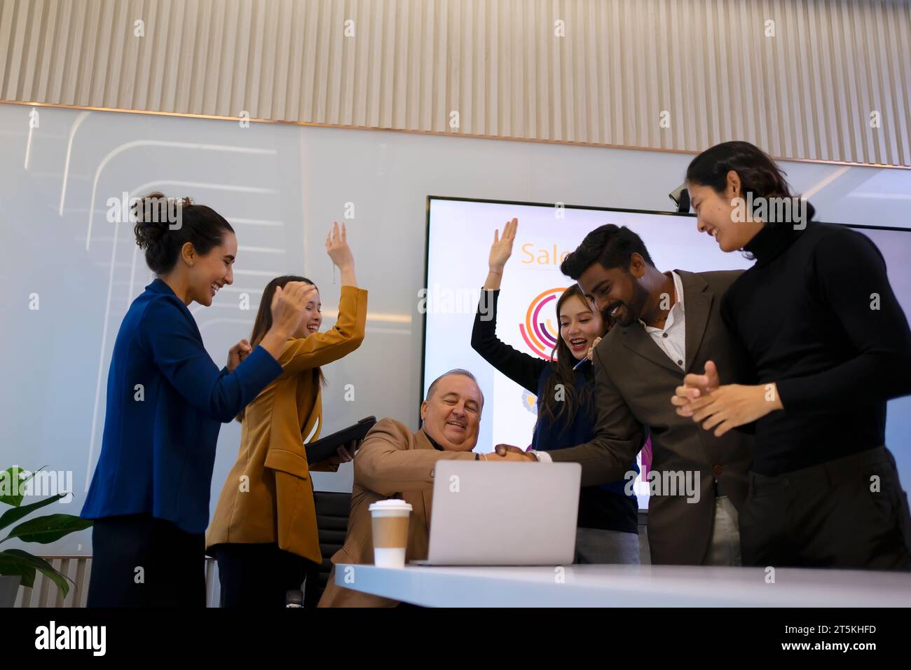 Mitarbeiter treffen sich im Büro. Angestellte und Teamwork-Konzept. Stockfoto