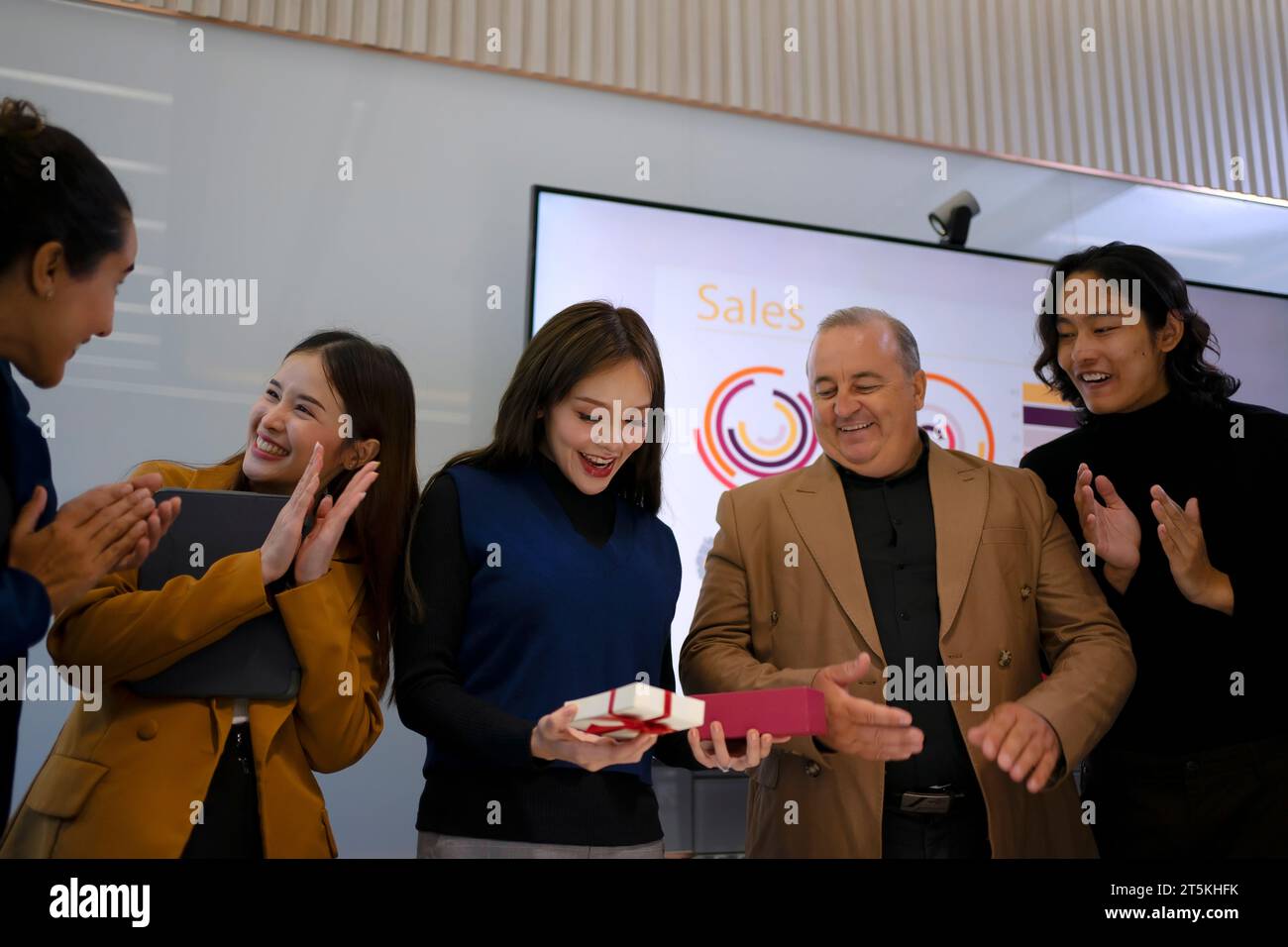 Mitarbeiter treffen sich im Büro. Angestellte und Teamwork-Konzept. Stockfoto