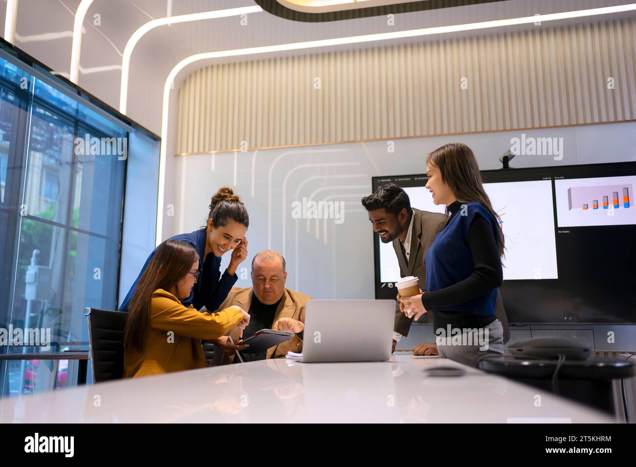 Mitarbeiter treffen sich im Büro. Angestellte und Teamwork-Konzept. Stockfoto