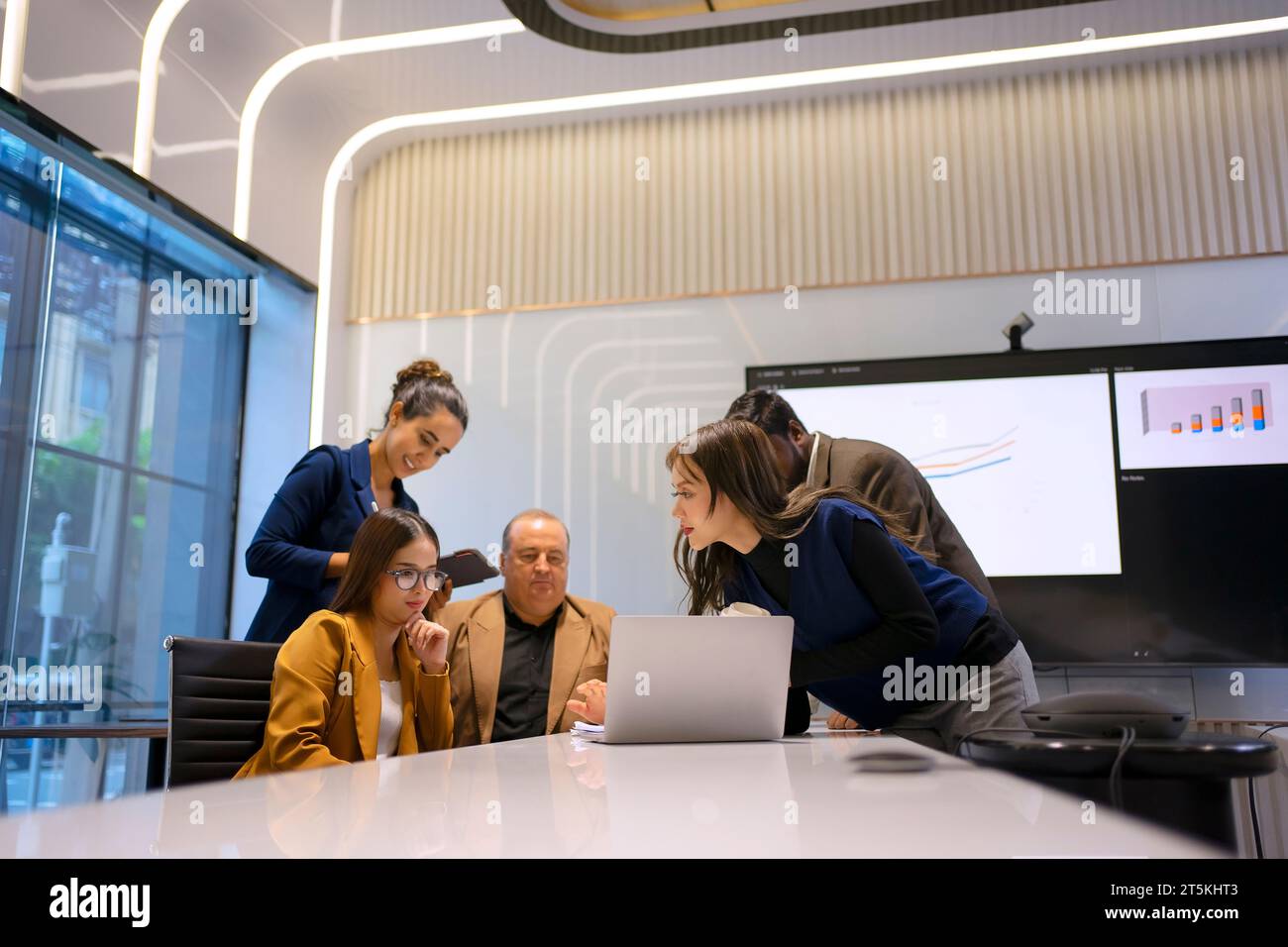 Mitarbeiter treffen sich im Büro. Angestellte und Teamwork-Konzept. Stockfoto