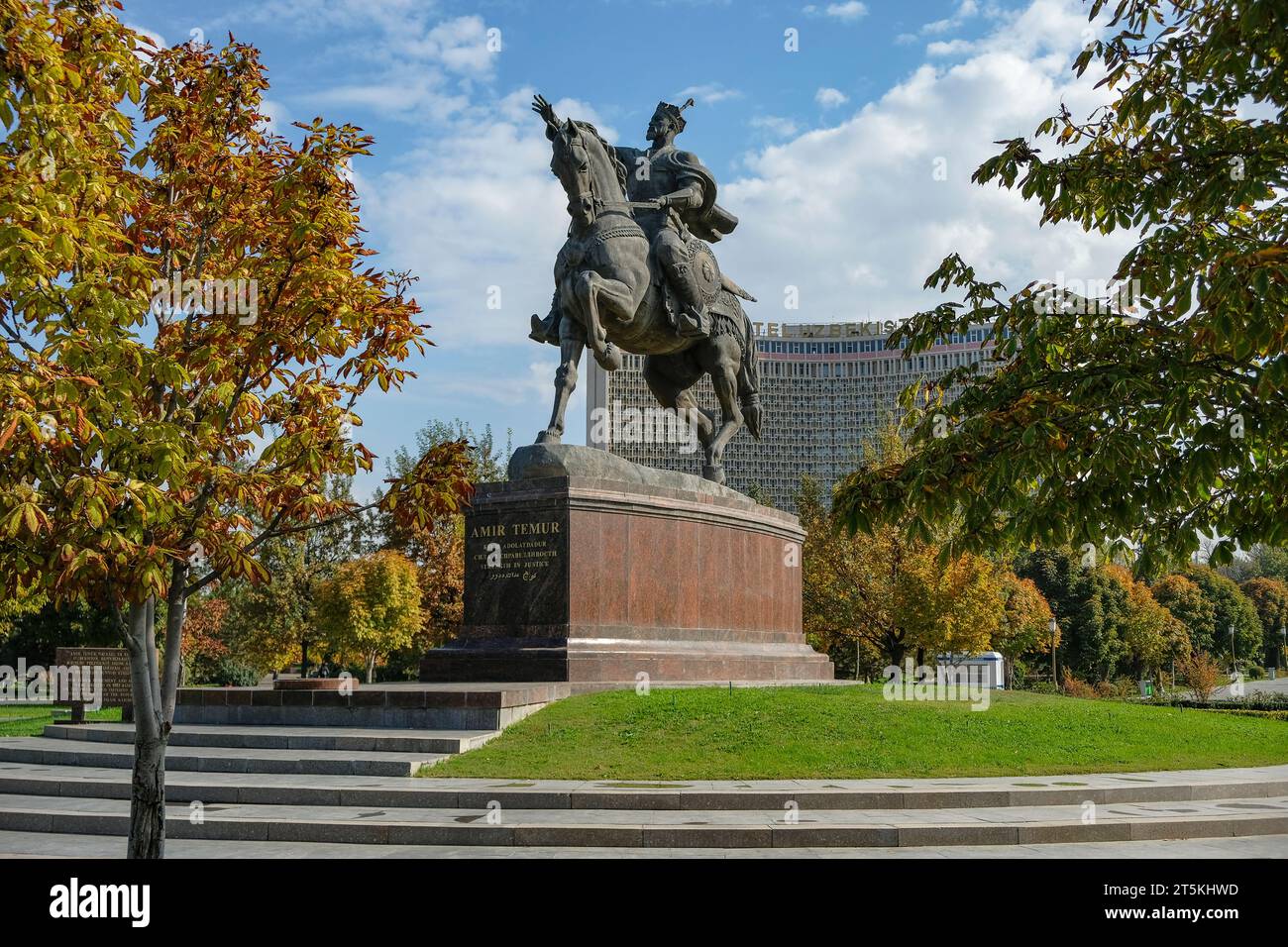 Taschkent, Usbekistan - 27. Oktober 2023: Amir Temur Platz mit dem Denkmal für Amir Temur in Taschkent, Usbekistan. Stockfoto