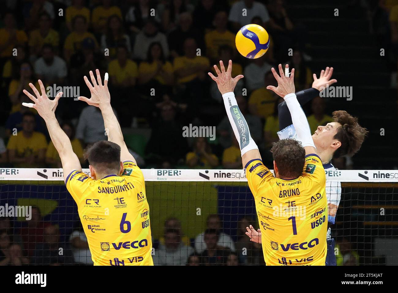 Modena, Italien. November 2023. Attack of ran Takahashi während der Valsa Group Modena vs Vero Volley Monza, Volleyball Italian Serie A Männer Superliga Match in Modena, Italien, 5. November 2023 Credit: Independent Photo Agency/Alamy Live News Stockfoto