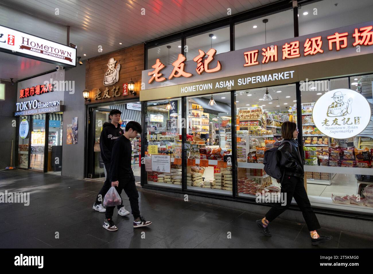 Shopper vor einem asiatischen Supermarkt. Melbourne, Victoria, Australien Stockfoto