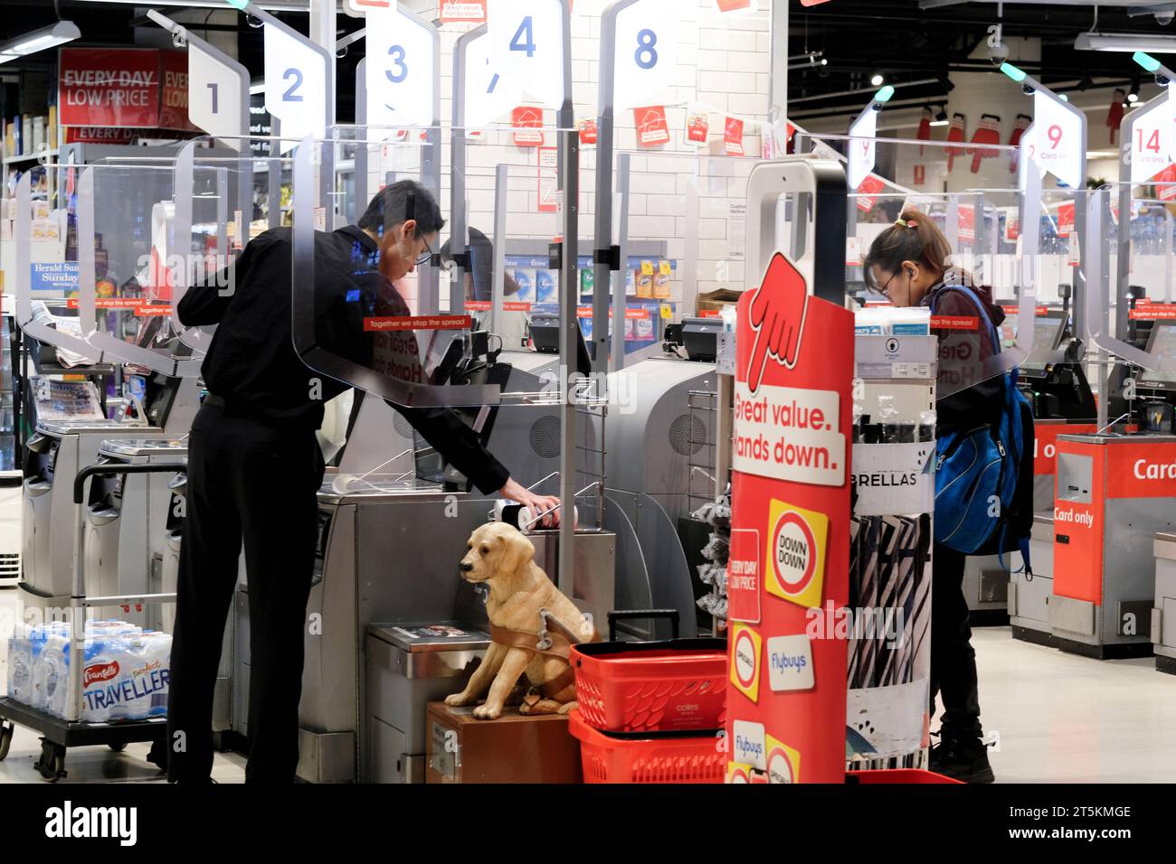 Kunden an der Selbstbedienungskasse eines Coles Supermarktes. Melbourne, Victoria, Australien Stockfoto
