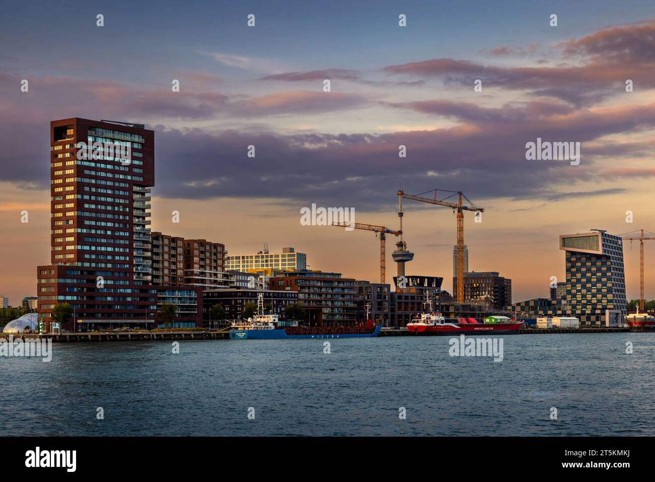 Rotterdam; Niederlande - 03. September 2022: Internationaler Handelshafen, Rotterdam, Niederlande Stockfoto