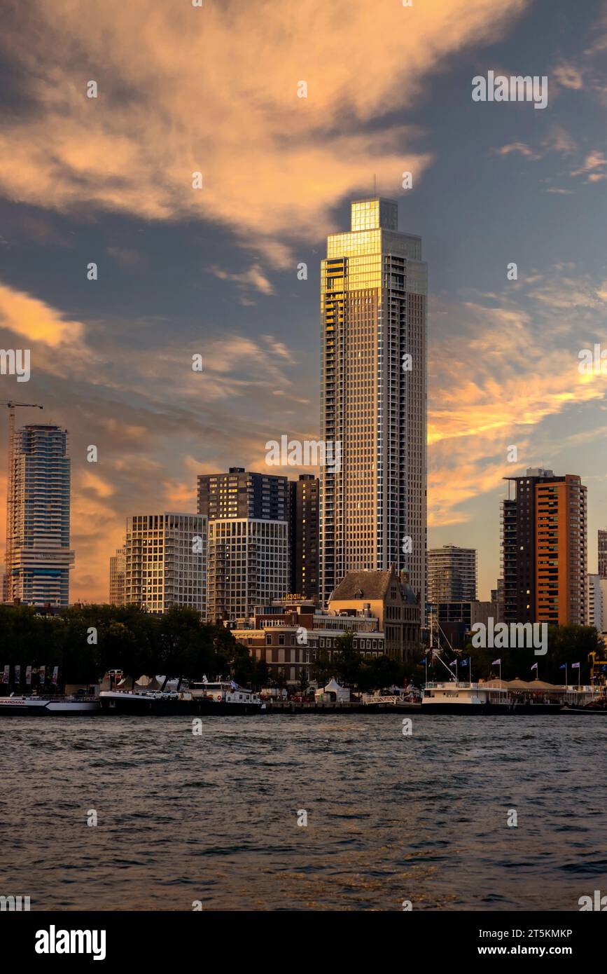 Rotterdam, Niederlande - 03. September 2022: Wolkenkratzer de Zalmhaven und andere Hochhäuser am Nordufer der Neuen Maas Stockfoto
