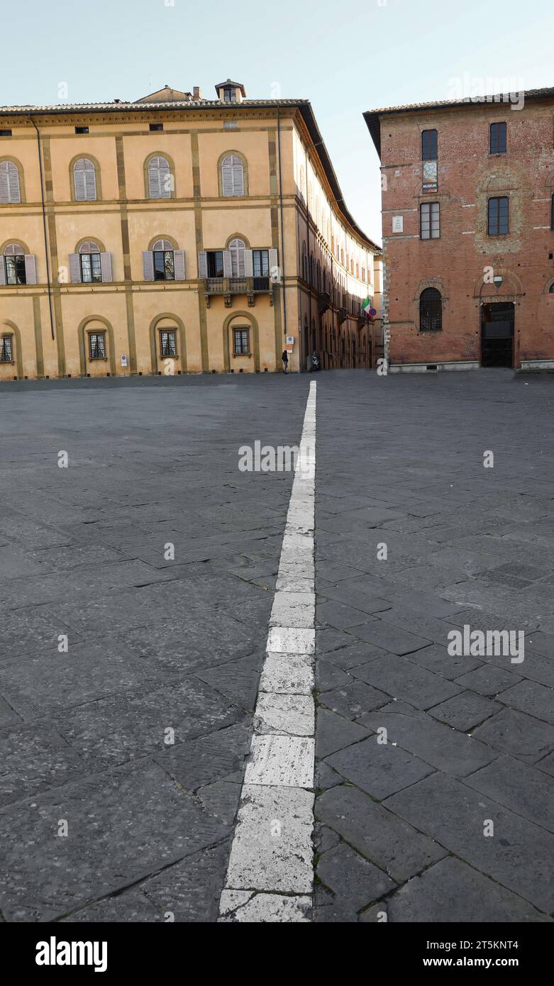 Der Platz der Kathedrale von Siena und die weiße Linie, die einst die Macht der Kirche von der Macht des benachbarten Krankenhausgebäudes abgrenzte Stockfoto