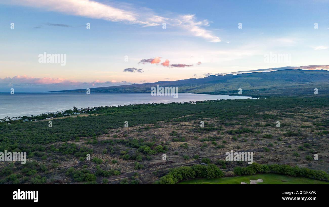 Luftbilder über die wunderschöne Landschaft von Big Island, Hawaii. Mit dem Pazifik und Sonnenaufgang Stockfoto