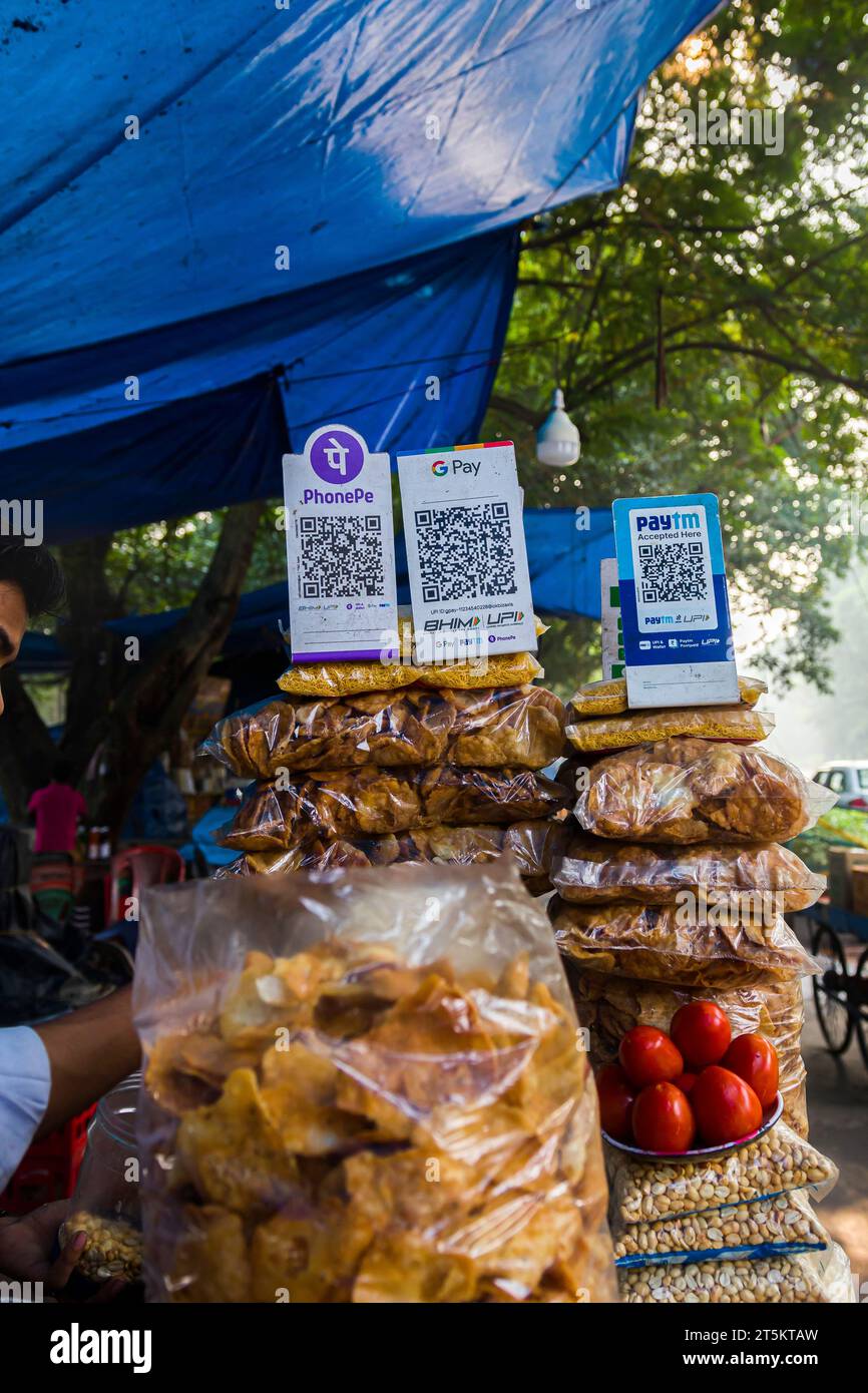 Digitales Brieftaschen-Schild an verschiedenen Street Food Ständen in Kalkutta, Indien Stockfoto
