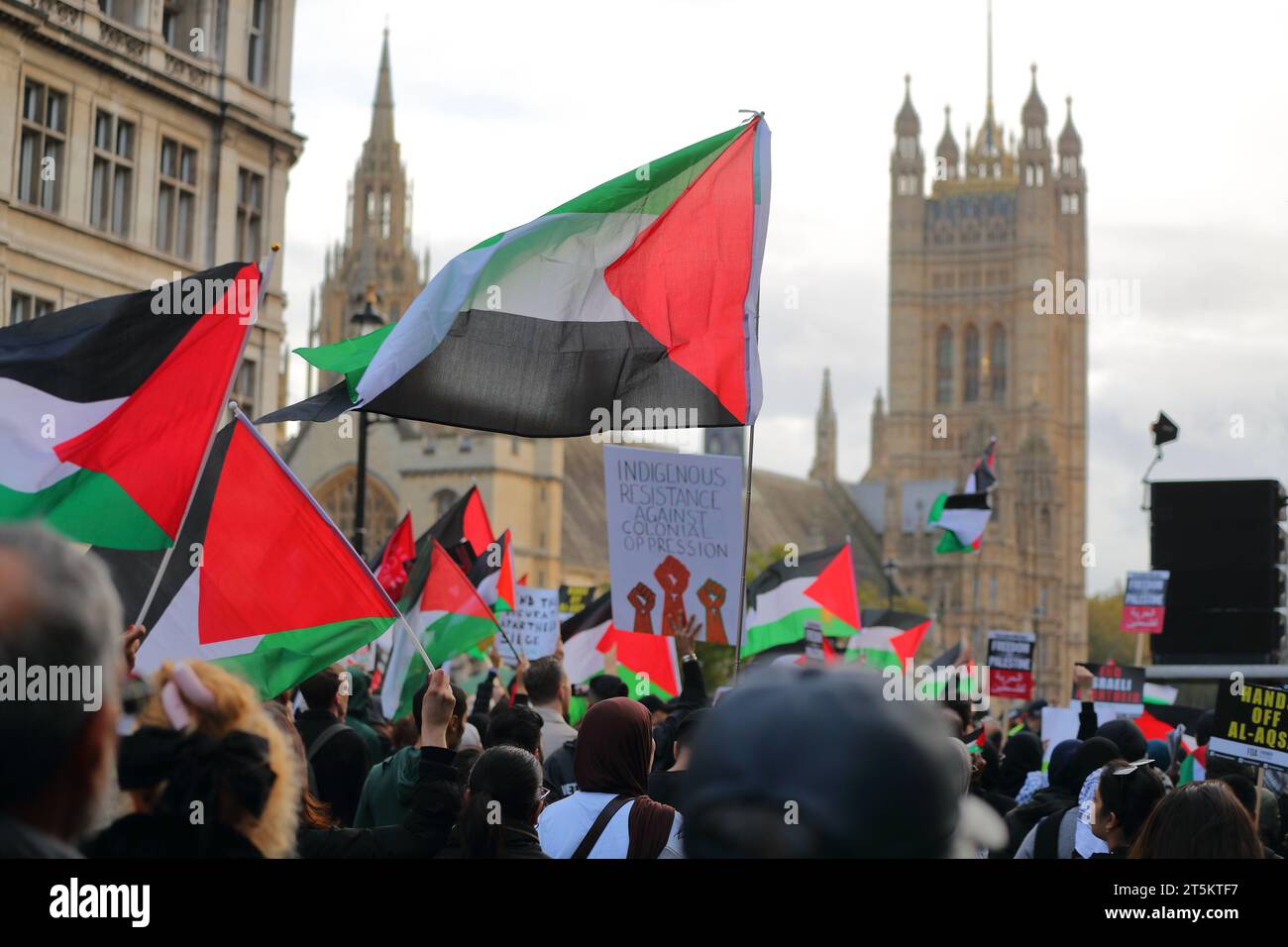 London, Großbritannien, 28. Oktober 2023, marschierten Tausende zur Unterstützung des palästinensischen Volkes im Gazastreifen und forderten ein Ende der Bombardierung von Zivilisten. Stockfoto