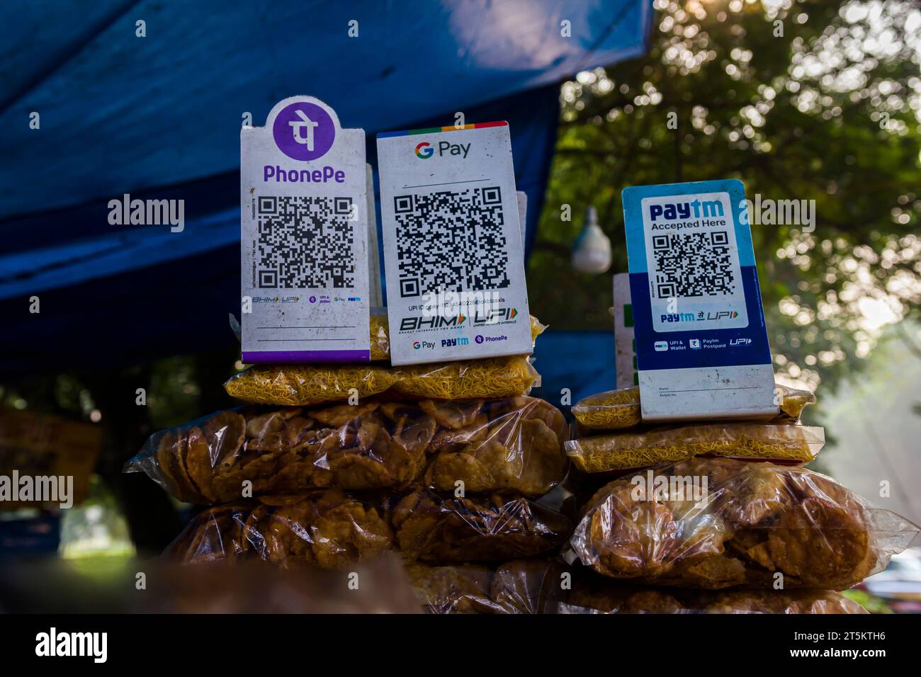 Digitales Brieftaschen-Schild an verschiedenen Street Food Ständen in Kalkutta, Indien Stockfoto