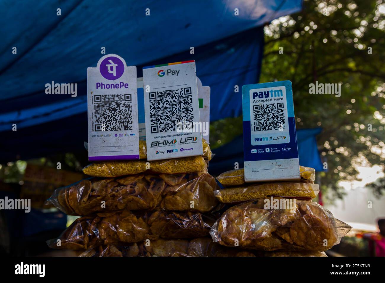 Digitales Brieftaschen-Schild an verschiedenen Street Food Ständen in Kalkutta, Indien Stockfoto