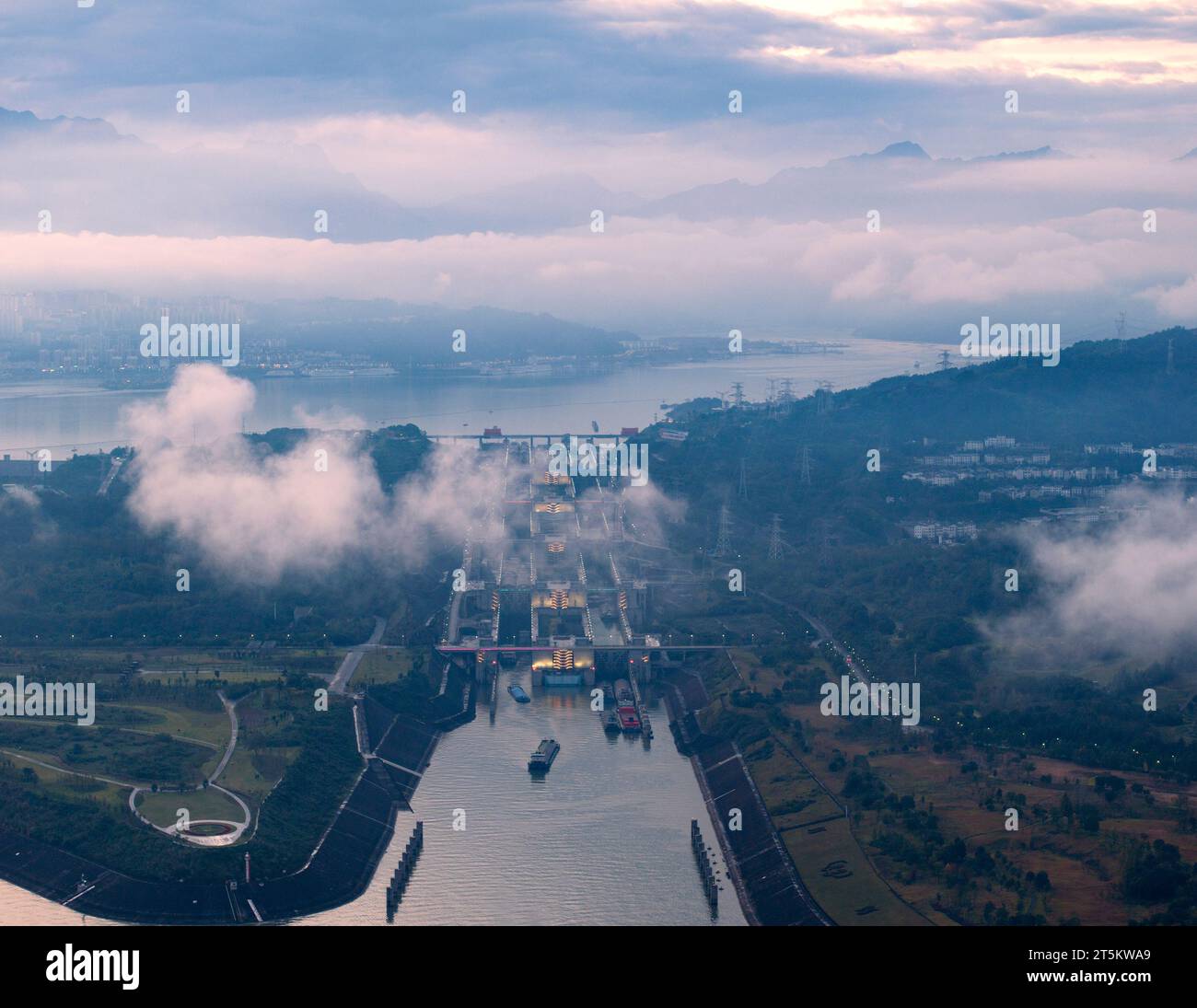 YICHANG, CHINA - 5. NOVEMBER 2023 - Wolken fließen über das Gebiet des Three Gorges Dam nach Herbstregen in Yichang, Provinz Hubei, China, 5. November 2023. Stockfoto