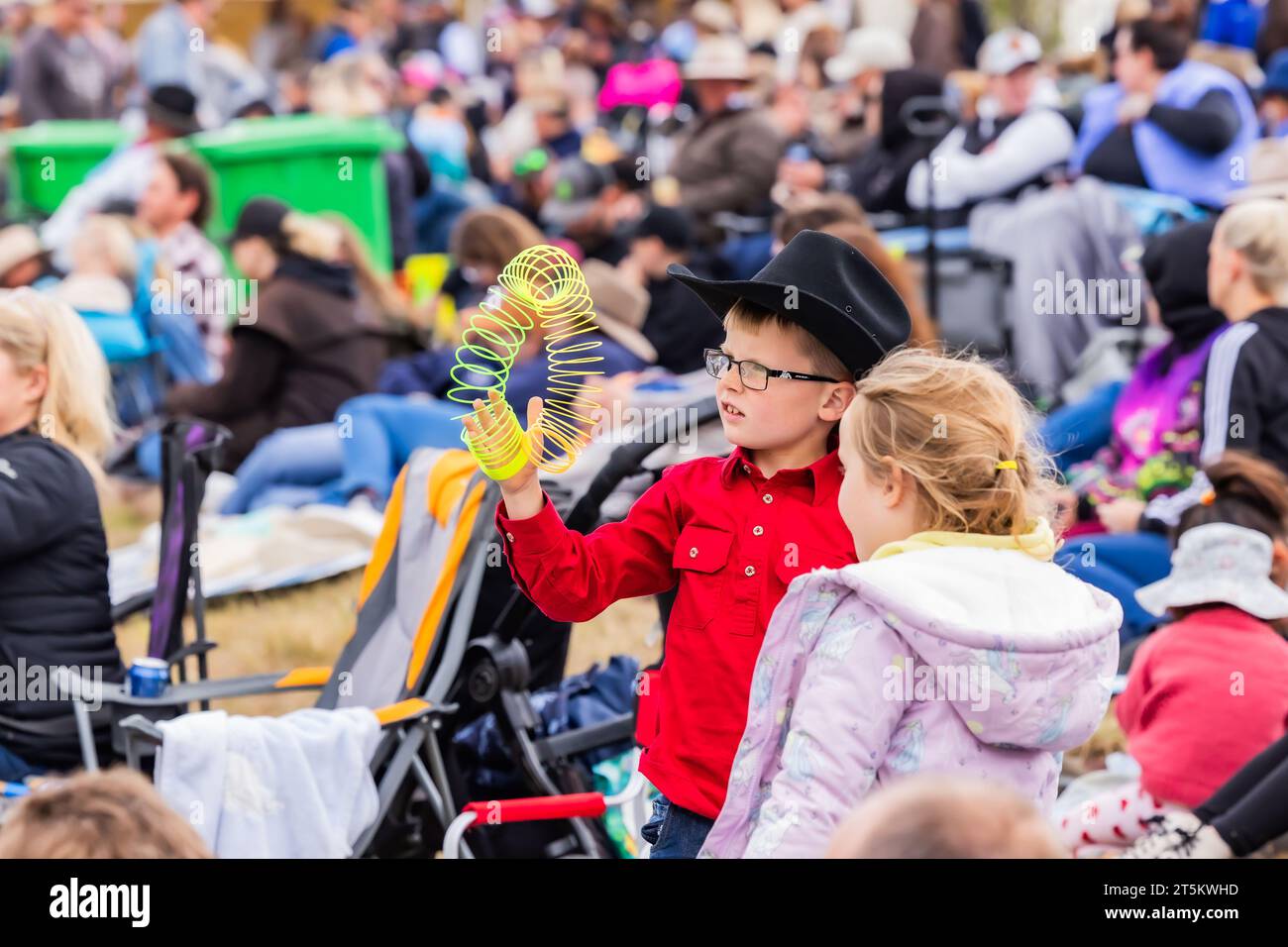 Canberra, Australien. November 2023. Kinder sehen sich ein Rodeo beim Bungendore Rodeo 2023 in Bungendore, Australien, am 5. November 2023 an. Das Bungendore Rodeo 2023 zieht Spitzenkonkurrenten aus aller Welt an. Quelle: Chu Chen/Xinhua/Alamy Live News Stockfoto