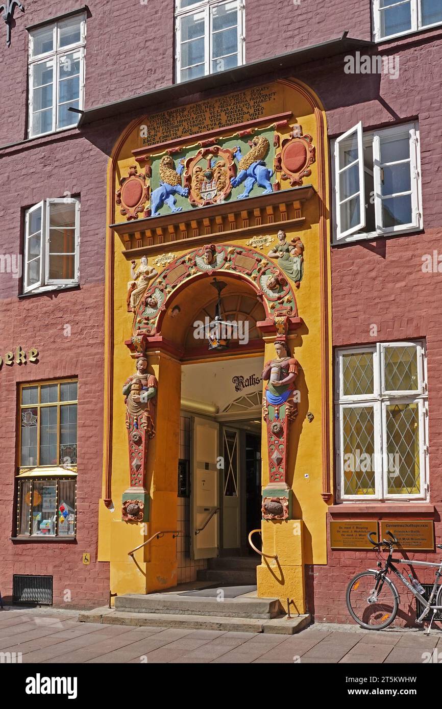 Lüneburg, Deutschland 7. Juli 2023 - Tür der Alten Ratsapotheke, erbaut 1598. Es ist im Renaissance-Stil hergestellt. Stockfoto