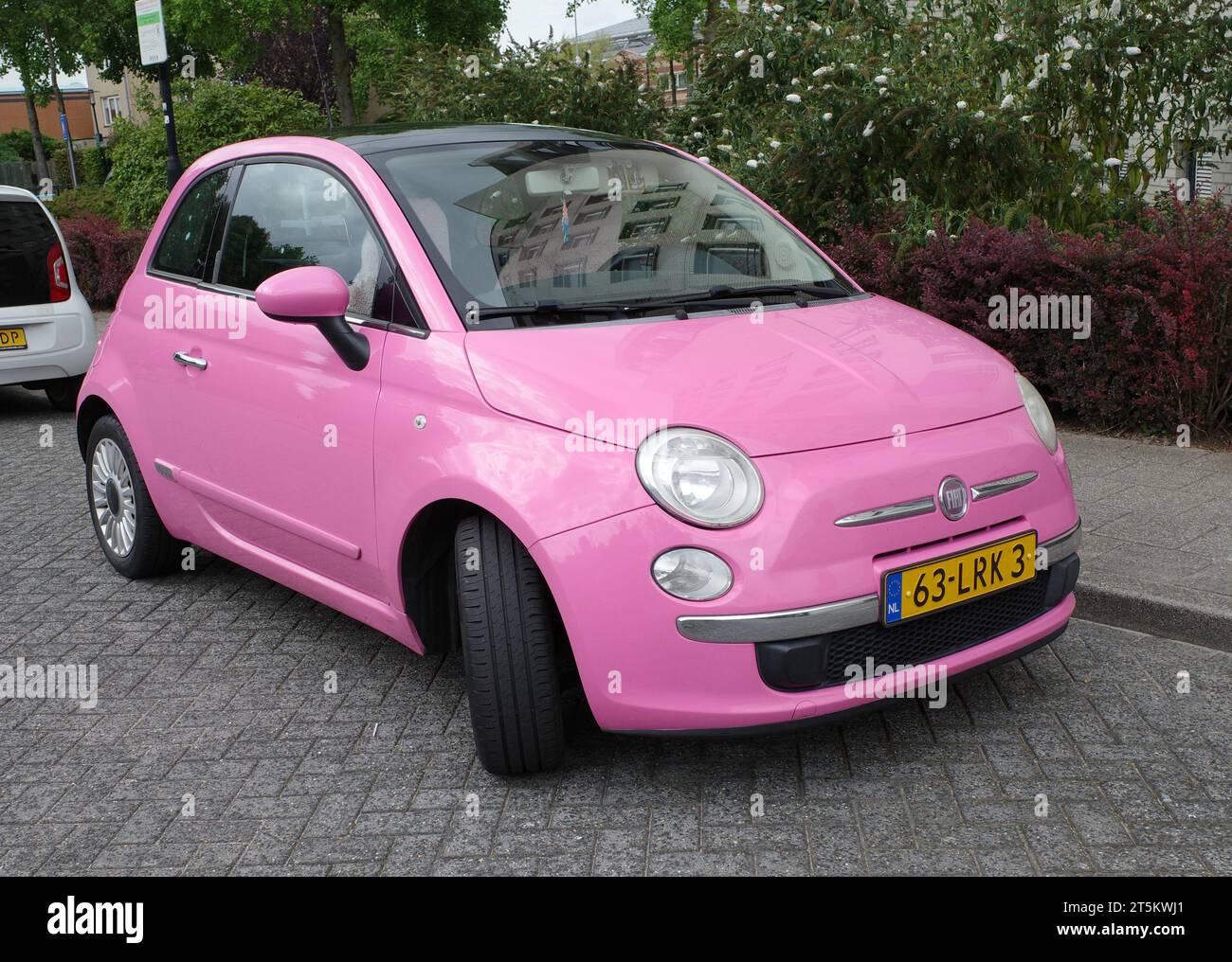 Amersfoort, Niederlande - 13. August 2023 das Auto für Barbie: A pink Fiat 500. Stockfoto