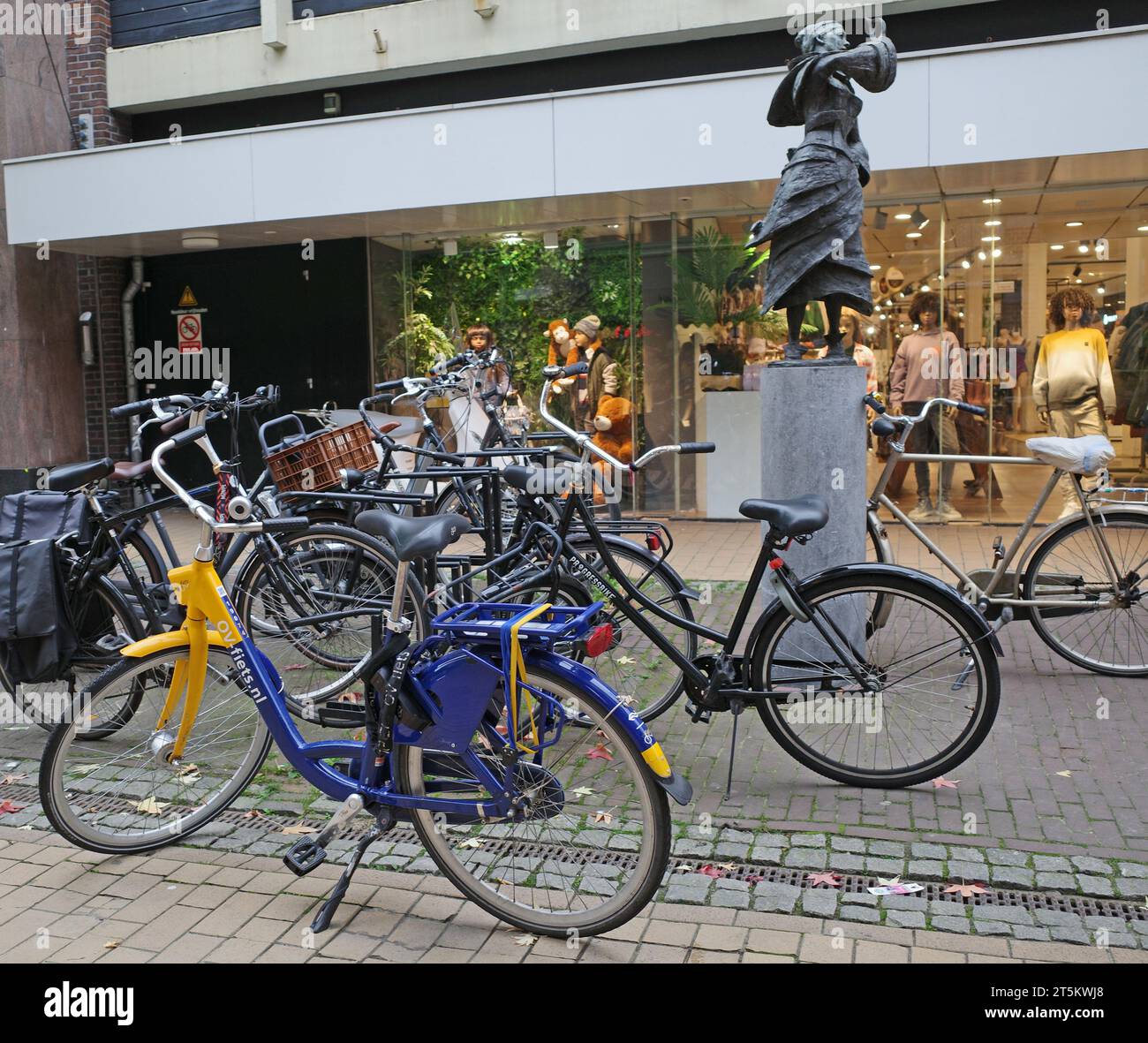 Assen, Niederlande - 11. Oktober 2023 Eine Bronzestatue namens „Le Miroir of Elegance“ von Tineke Bot. Vor der Statue stehen Fahrräder. Eine ist ein Stockfoto