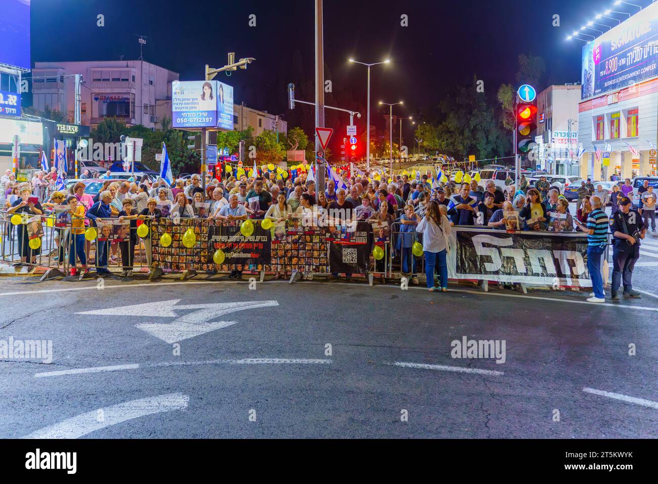 Haifa, Israel - 4. November 2023: Die Menschenmenge versammelte sich, um Solidarität mit den nach Gaza entführten Geiseln zu zeigen und gegen die Regierung zu protestieren. H Stockfoto