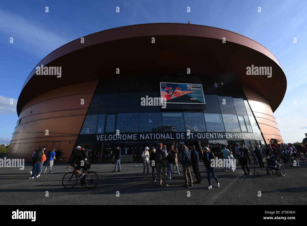 Saint Quentin En Yvelines, Frankreich. Oktober 2022. Foto von Alex Broadway/SWpix.com - 12/10/2022 - Radfahren - 2022 Tissot UCI Track World Championships - Saint-Quentin-en-Yvelines Velodrome, Frankreich - Außenseite des Velodrome National de Saint-Quentin-en-Yvelines DATEIBILD: Eine allgemeine Außenansicht des Vélodrome National de Saint-Quentin-en-Yvelines in Montigny-le-Bretonneux, Frankreich. Austragungsort der Rennbahn- und Para-Track-Radrennen bei den Olympischen Spielen und Paralympischen Spielen 2024 in Paris. Quelle: SWpix/Alamy Live News Stockfoto