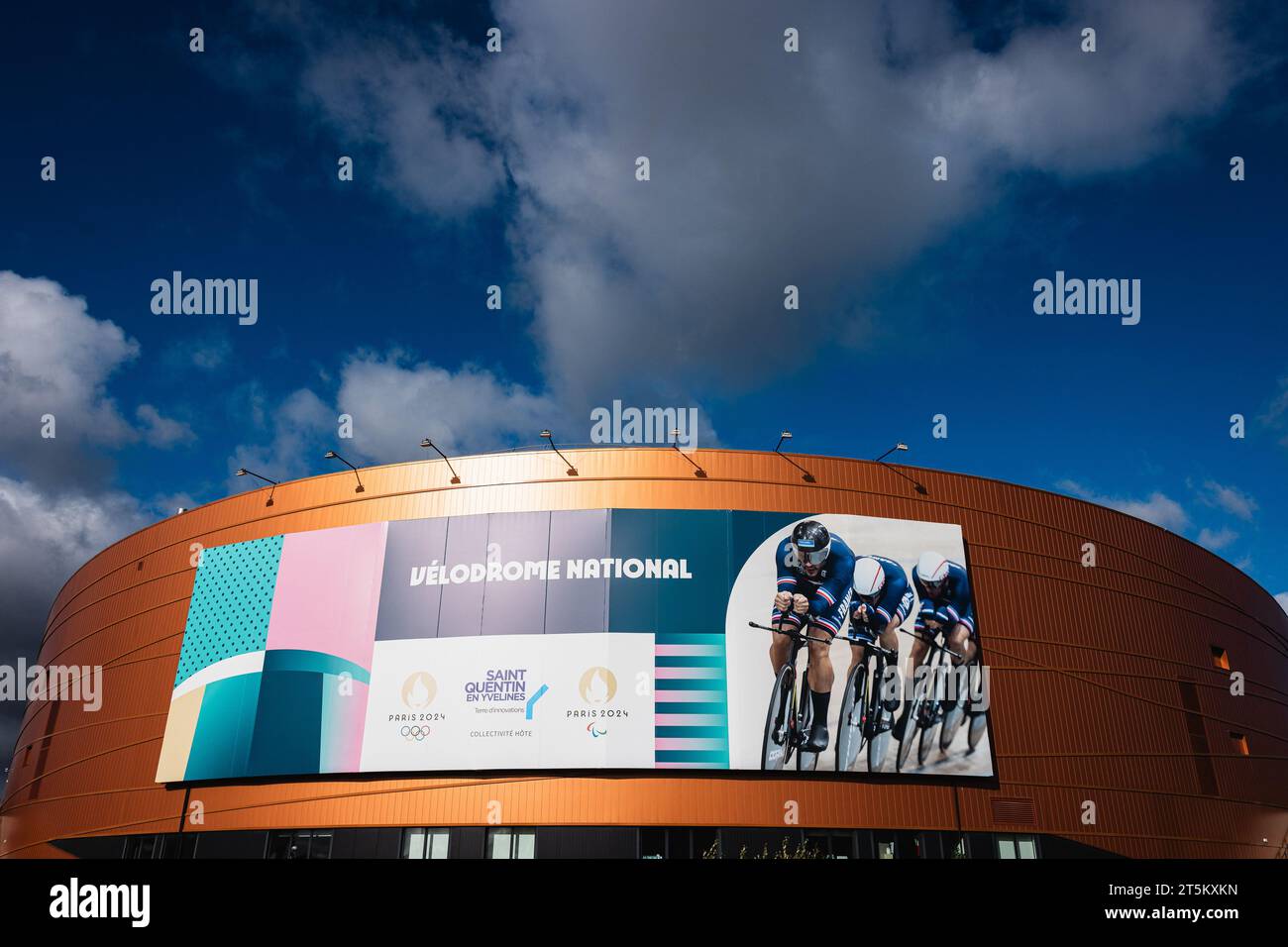 Saint Quentin En Yvelines, Frankreich. November 2023. Foto von Alex Whitehead/SWpix.com - 05/11/2023 - Radfahren - UCI Track Champions League, Runde 3: Saint-Quentin-en-Yvelines - Vélodrome National de Saint-Quentin-en-Yvelines, Frankreich - A General View (GV). AKTENBILD: Eine allgemeine Außenansicht des Vélodrome National de Saint-Quentin-en-Yvelines in Montigny-le-Bretonneux, Frankreich. Austragungsort der Rennbahn- und Para-Track-Radrennen bei den Olympischen Spielen und Paralympischen Spielen 2024 in Paris. Quelle: SWpix/Alamy Live News Stockfoto