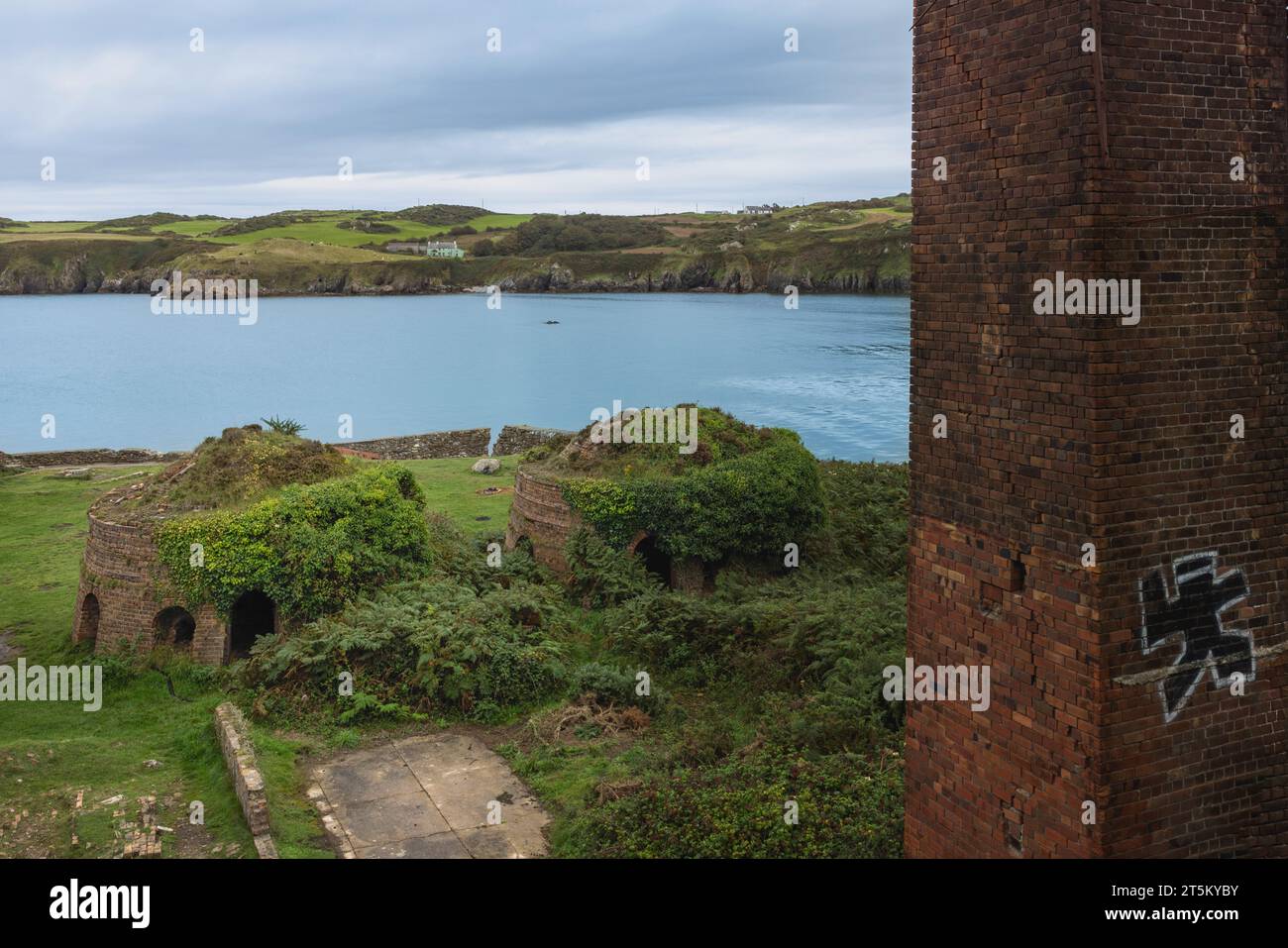 Das verlassene Porth Wen Ziegelwerk an der Küste von Anglesey in Wales. Stockfoto