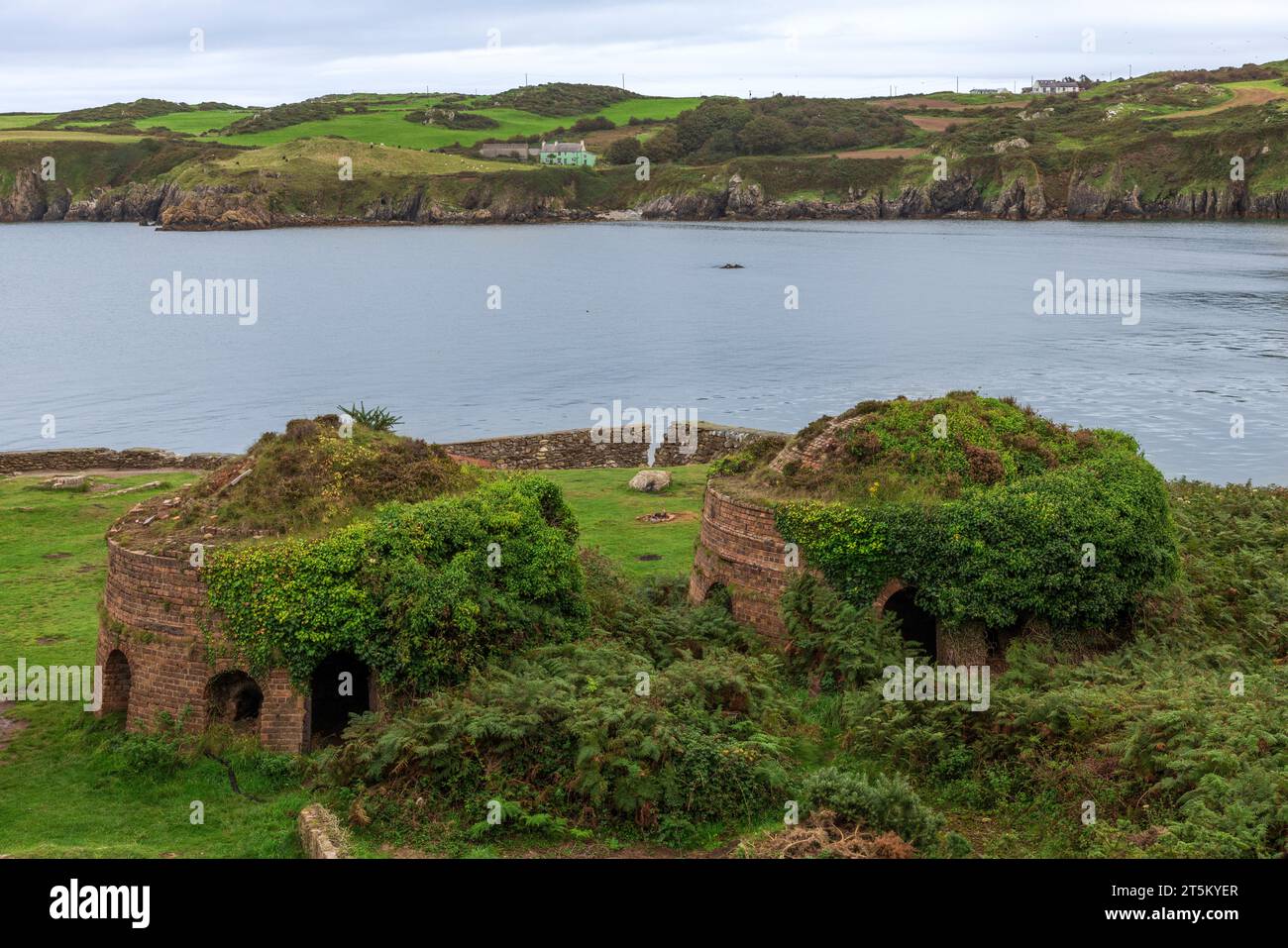 Das verlassene Porth Wen Ziegelwerk an der Küste von Anglesey in Wales. Stockfoto