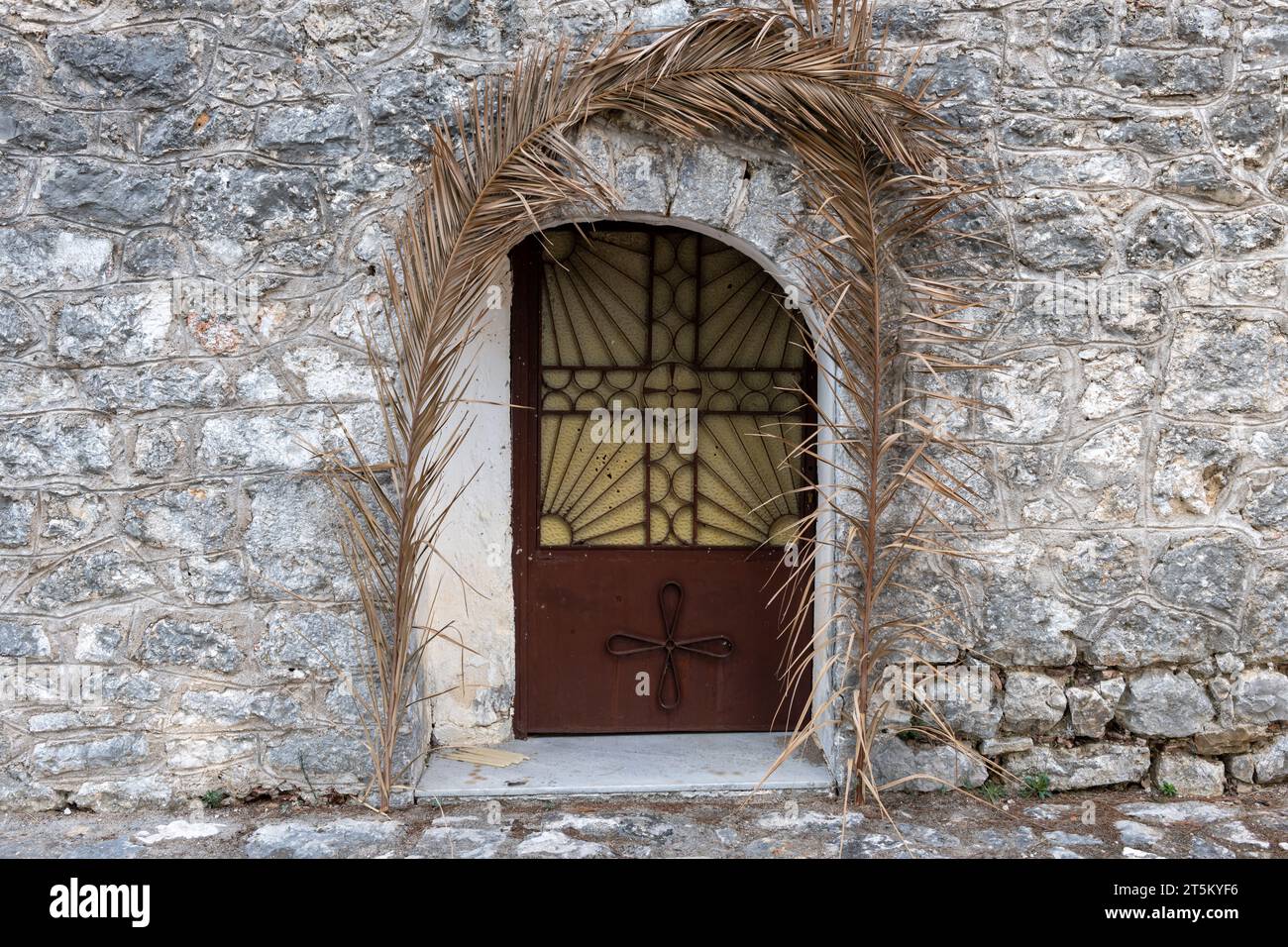 Der Eingang der Kirche auf dem Gelände der venezianischen Burg Vonitsa. Griechenland. Stockfoto