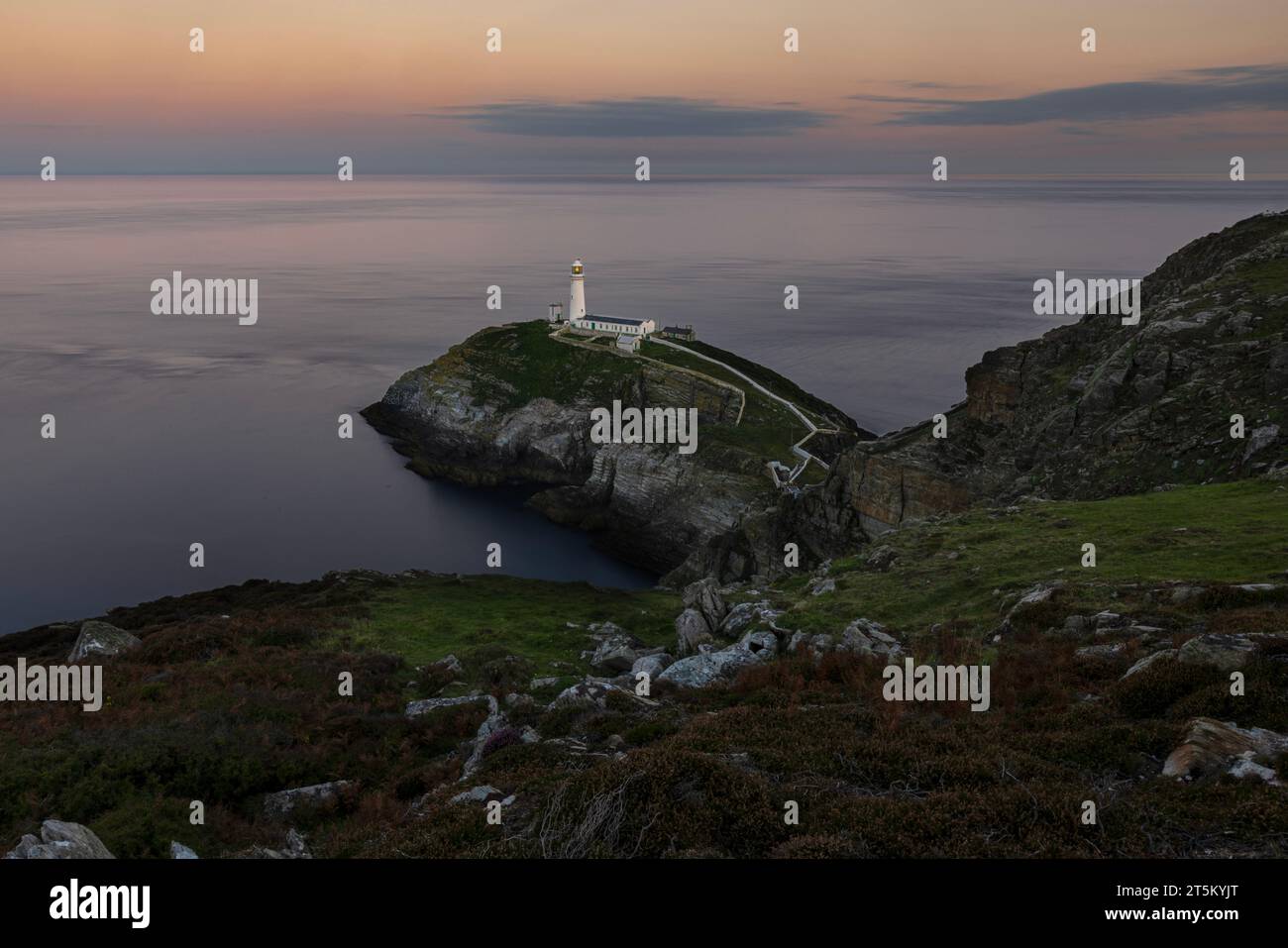 Das berühmte South Stack Lighthouse an der Küste von Anglesey, Wales. Stockfoto