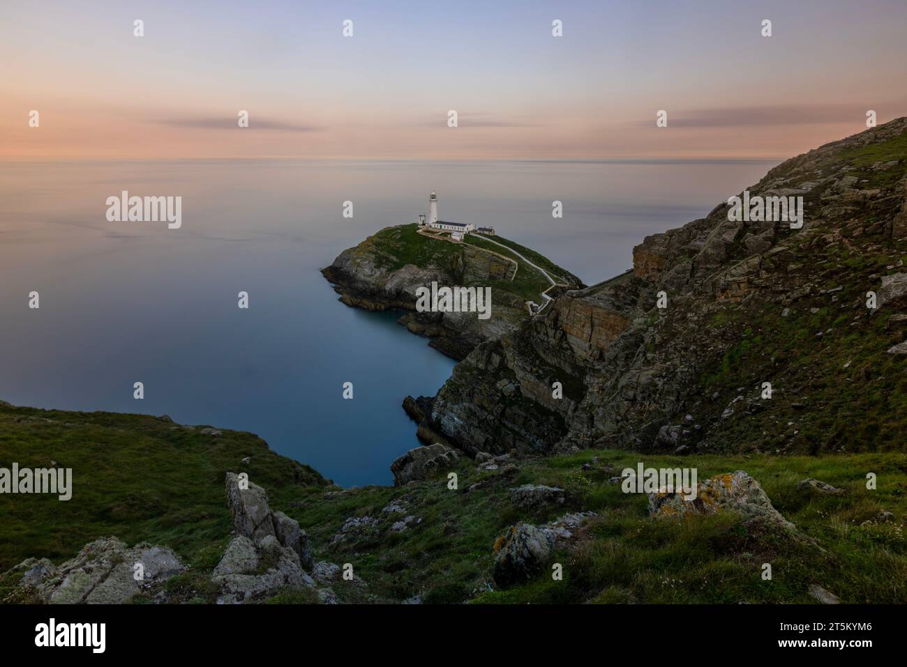 Das berühmte South Stack Lighthouse an der Küste von Anglesey, Wales. Stockfoto