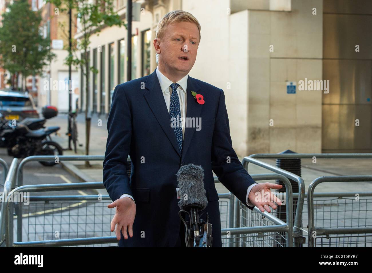 Stellvertretender Premierminister Oliver Dowden, der vor den BBC Studios interviewt wurde, nachdem er am Sonntag mit Laura Kuenssberg auftrat. Stockfoto