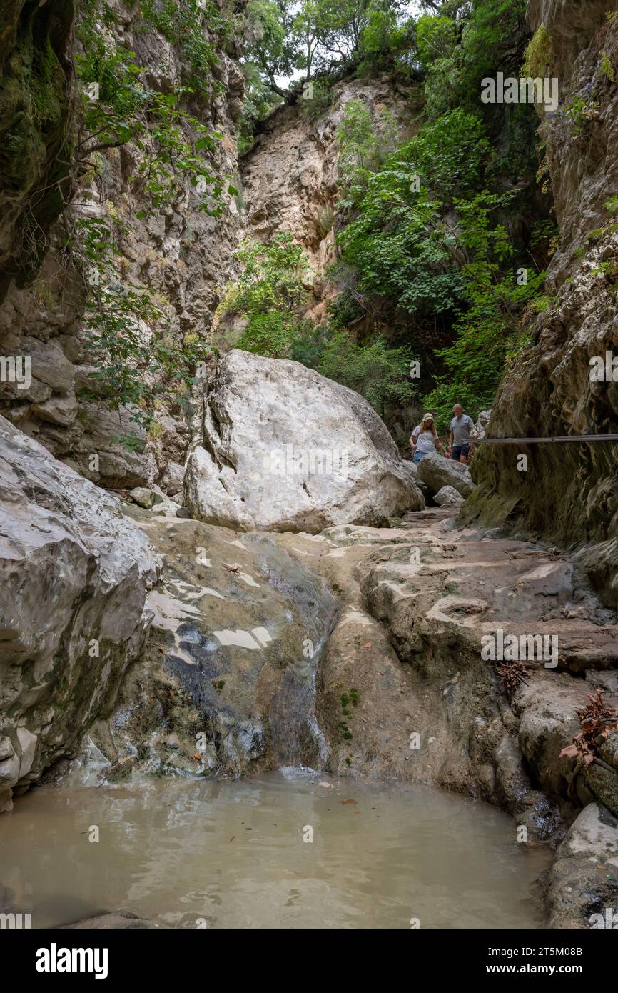 Insel Lefkada. Griechenland- 10.19.2023. Touristen auf dem Weg entlang des Flusses zum und vom Nydri Wasserfall. Stockfoto