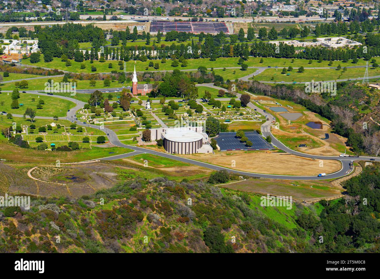 Aus der Vogelperspektive des Forest Lawn Memorial Park in Hollywood Hills in Los Angeles. Stockfoto