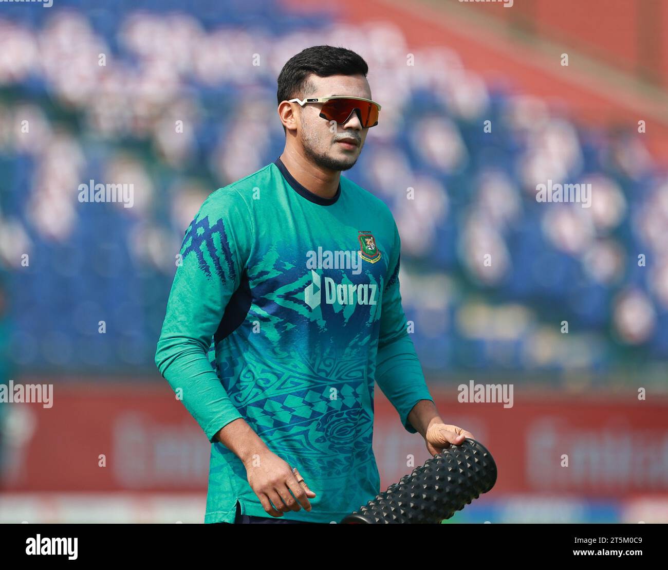 Neu-Delhi, Delhi, Indien. November 2023. Taskin Ahmed aus Bangladesch während des Spiels Nr. 38 der ICC Men's Cricket World Cup One-Day International (ODI) zwischen Sri Lanka und Bangladesch im Arun Jaitley Stadium, Neu-Delhi, Indien am 06. Oktober 2023 (Foto: © Avijit das/ZUMA Press Wire) NUR ZUR REDAKTIONELLEN VERWENDUNG! Nicht für kommerzielle ZWECKE! Quelle: ZUMA Press, Inc./Alamy Live News Stockfoto