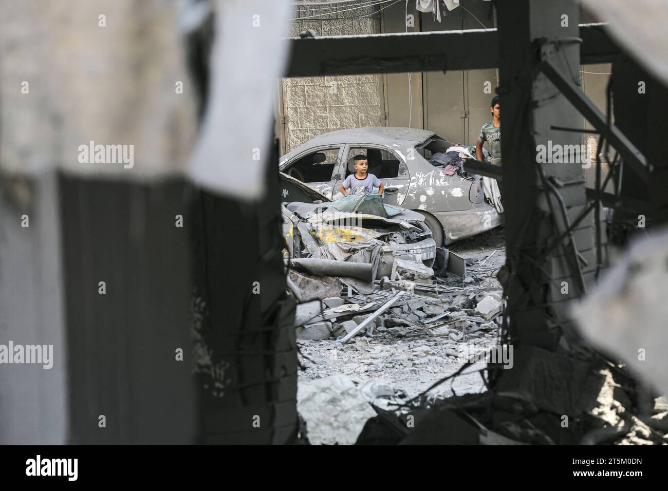 Gaza-Stadt. November 2023. Ein Kind steht inmitten der Trümmer von Gebäuden, die bei israelischen Luftangriffen in Gaza-Stadt am 5. November 2023 zerstört wurden. Quelle: Xinhua/Alamy Live News Stockfoto