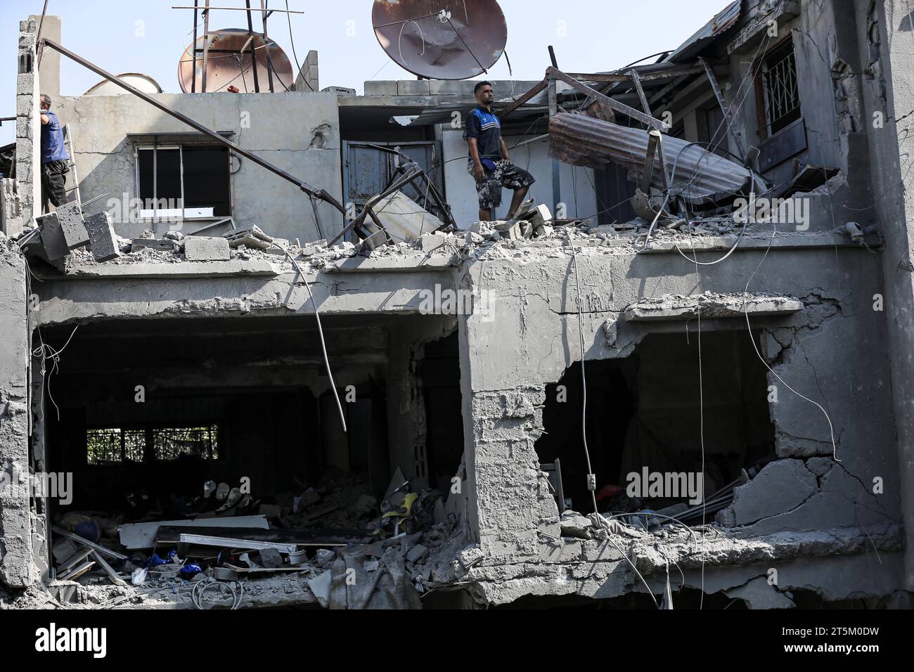Gaza-Stadt. November 2023. Ein Mann steht inmitten der Trümmer von ...