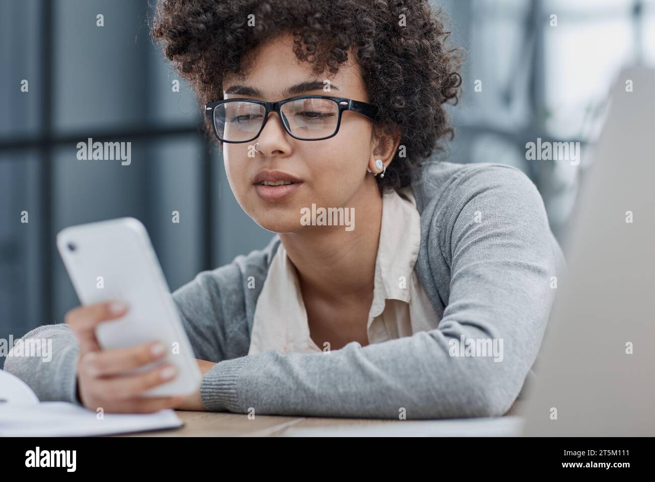 Frau im Büro, die am Arbeitsplatz am Computer schläft Stockfoto