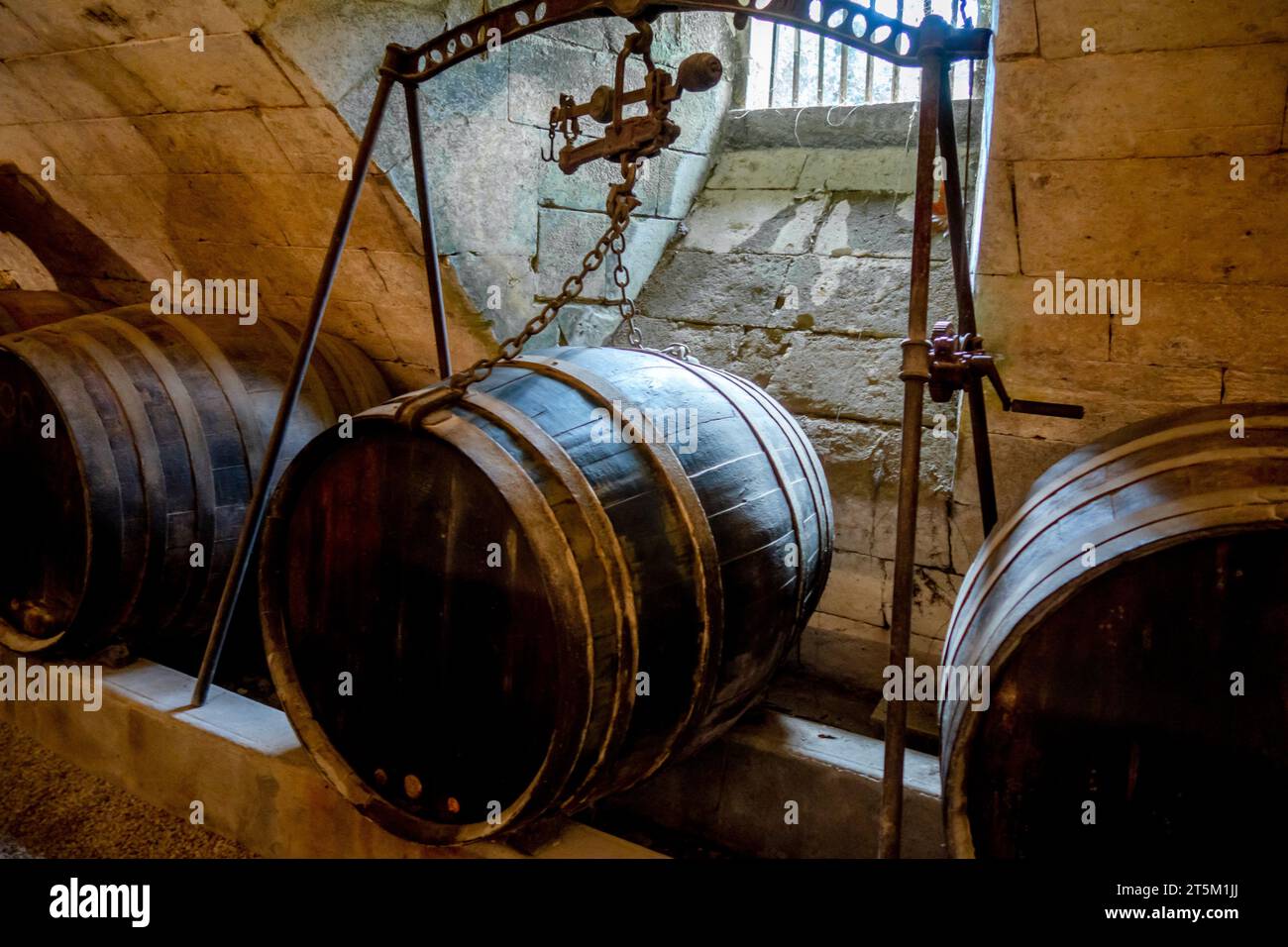 Alte Holzfässer in einem rustikalen Weinkeller Stockfoto