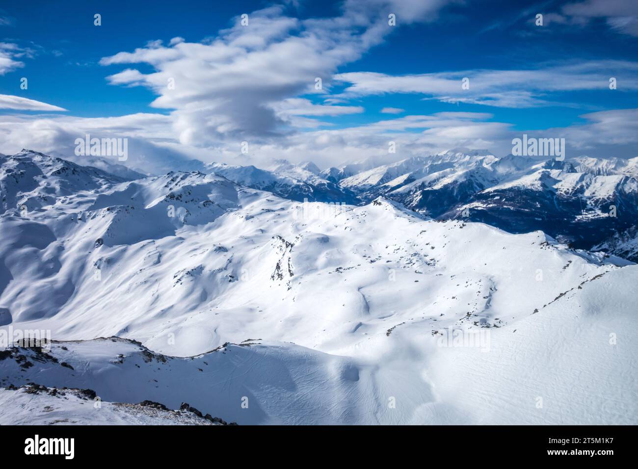 Skipisten und Berge von Les Menuires Resort in den französischen alpen, Frankreich Stockfoto