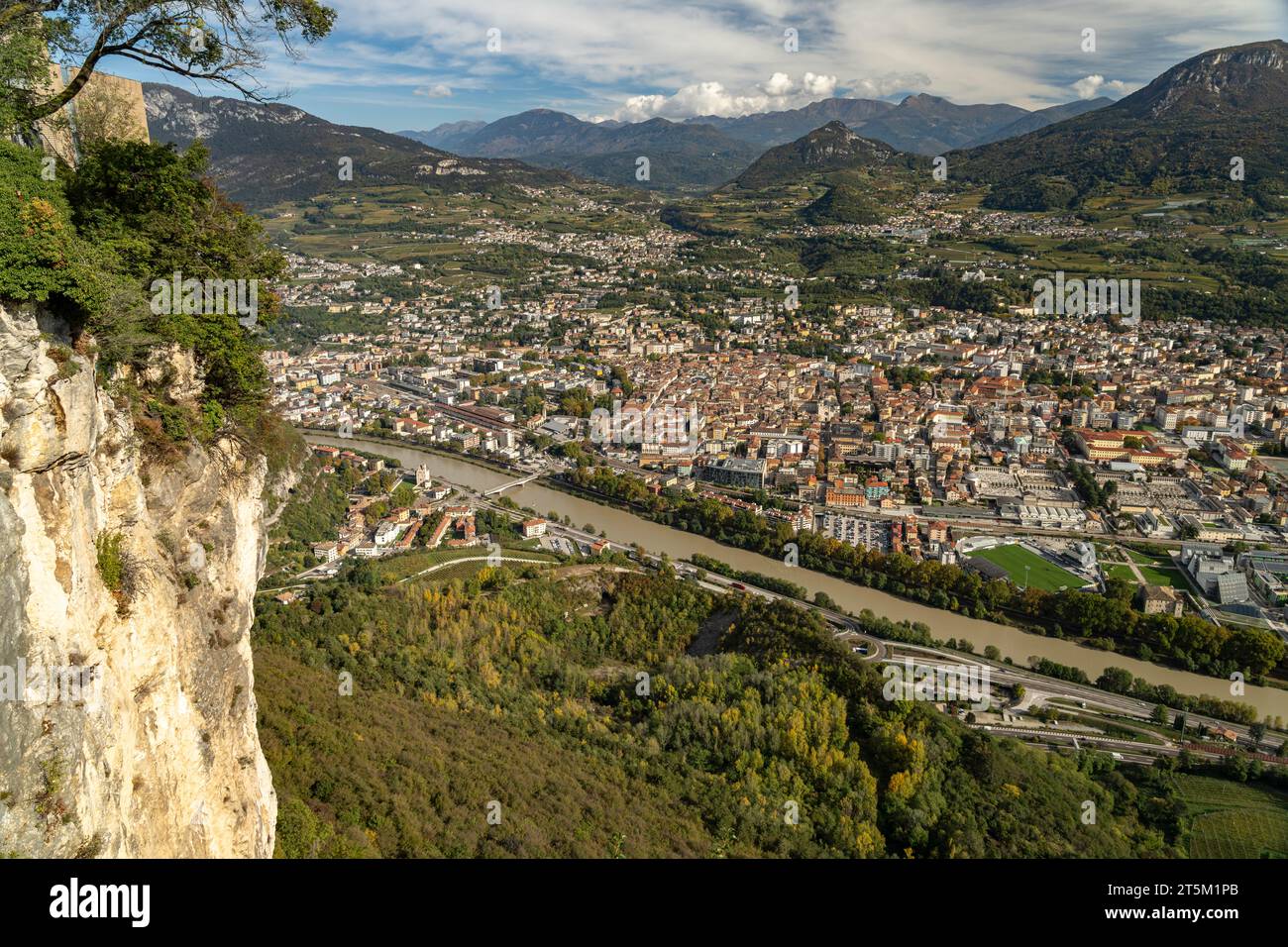 Blick vom Stadtteil Sardagna auf Trient und die Gebirgslandschaft des Trentino, Trient, Trentino, Italien, Europa | Blick von Sardagna nach Trient und Stockfoto