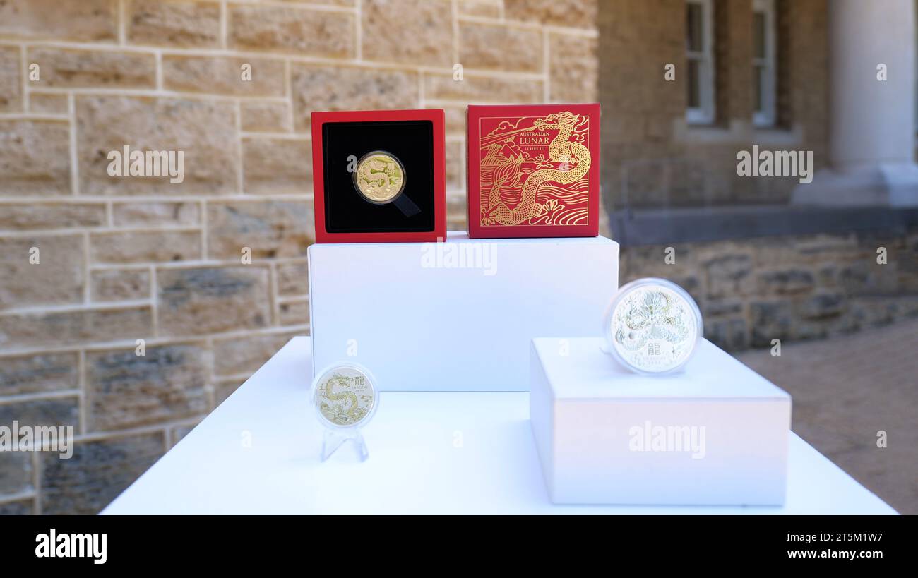 (231106) -- SYDNEY, 6. November 2023 (Xinhua) -- dieses Foto vom 6. November 2023 zeigt Münzen des Jahres des Drachens in der Perth Mint in Western Australia, Australien. Die Perth Mint präsentierte am Montag ihre Sammlung „Jahr der Drachen“ bei einer Eröffnungszeremonie im Bundesstaat Western Australia. Die 2024 datierten Münzen sind in Gold, Silber und Platin in verschiedenen Größen und Stückelungen erhältlich. (Perth Mint/Handout via Xinhua) Stockfoto