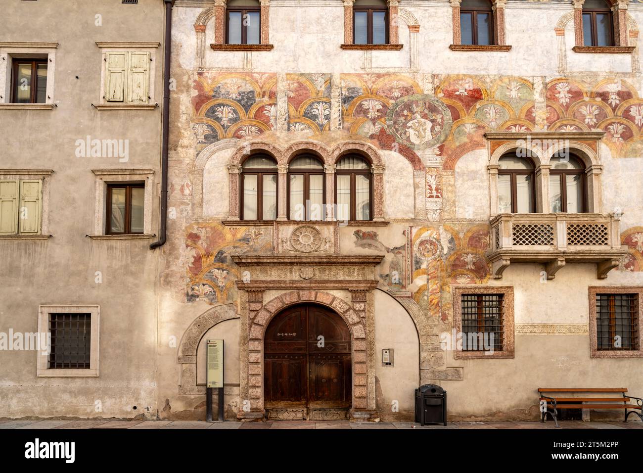 Die bemalte Fassade des Palazzo Quetta - Alberti Colico in Trient, Trentino, Italien, Europa | die bemalte Fassade des Palazzo Quetta - Alberti Stockfoto