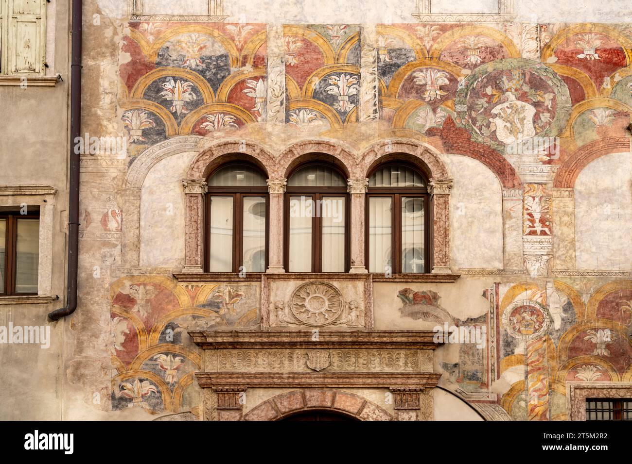 Die bemalte Fassade des Palazzo Quetta - Alberti Colico in Trient, Trentino, Italien, Europa | die bemalte Fassade des Palazzo Quetta - Alberti Stockfoto