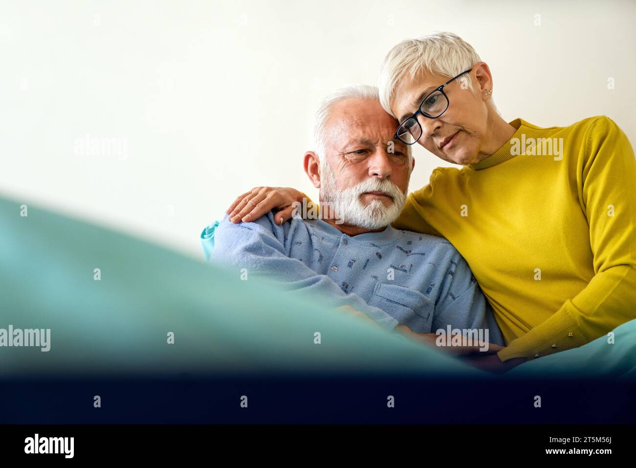 Medizin, Unterstützung, Gesundheit und Menschen Konzept. Ältere Frau besucht ihren kranken Mann im Krankenhaus Stockfoto