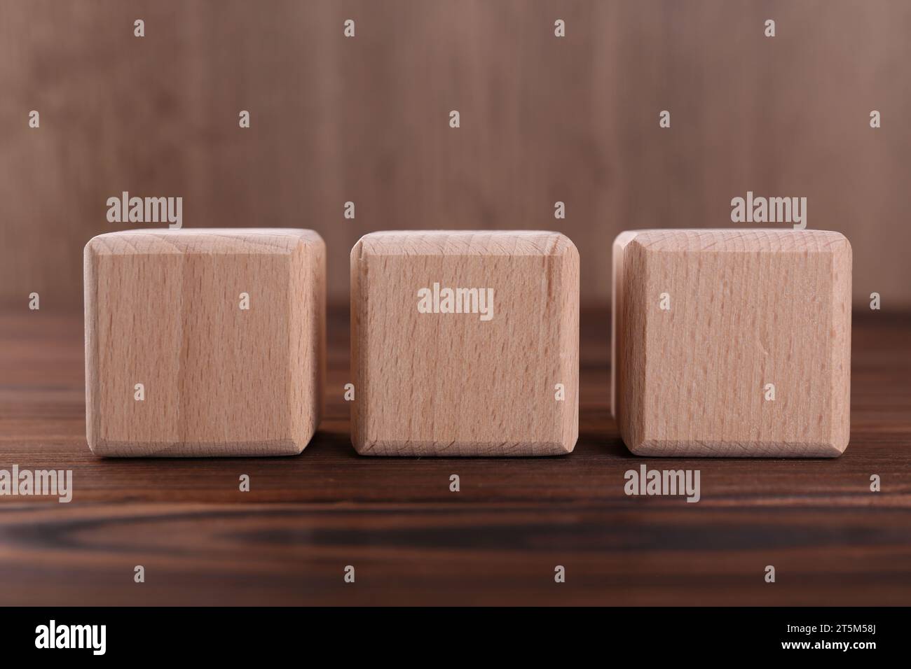 Würfel mit der Abkürzung ISO auf Holztisch, Großansicht Stockfoto