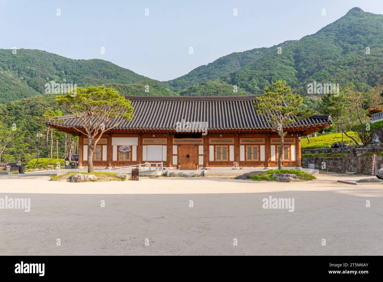 Koreanisches traditionelles Architekturhaus mit hügeligem Hintergrund Stockfoto