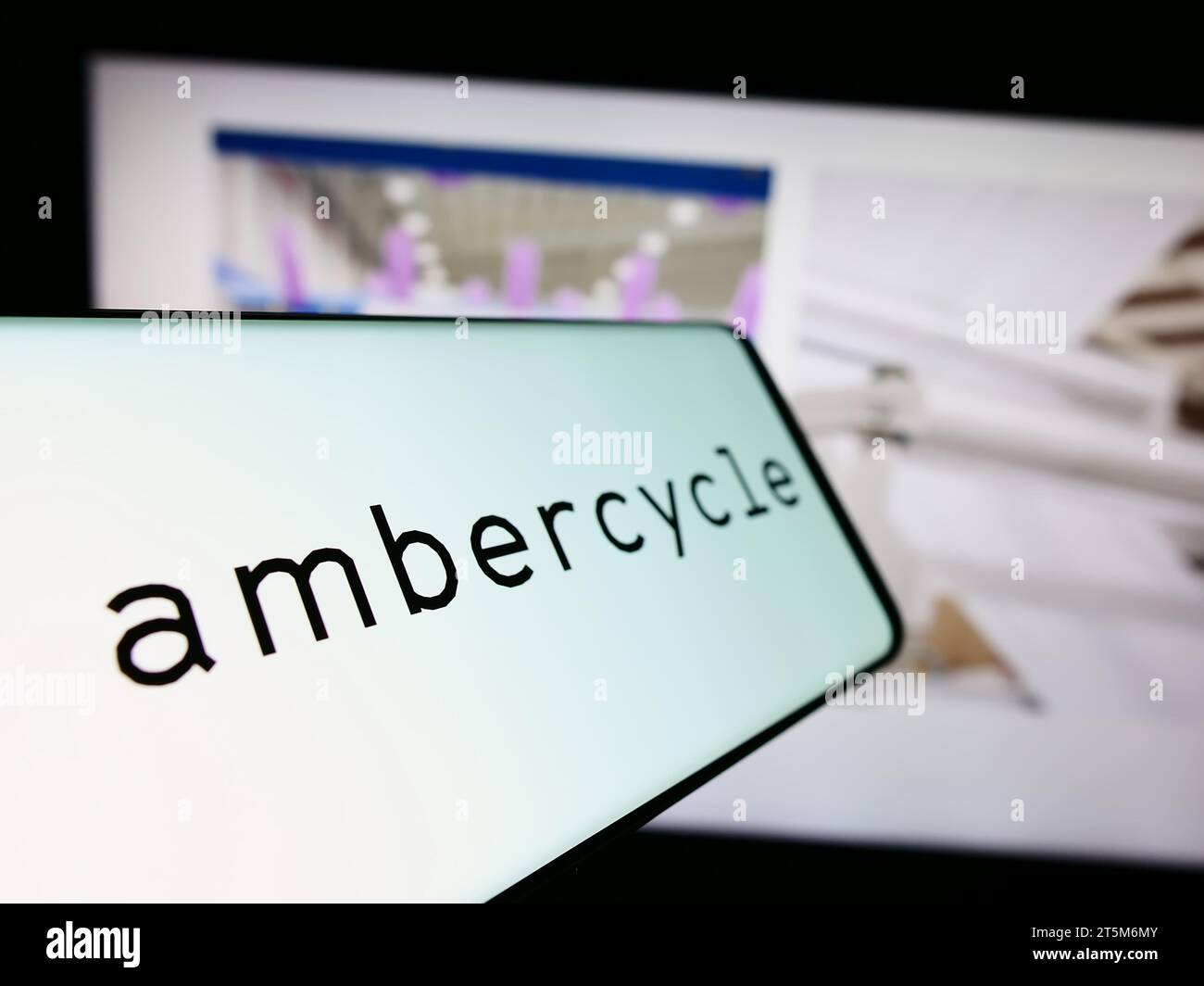 Smartphone mit Logo des amerikanischen Materialwissenschaftsunternehmens Ambercycle Inc. Vor der Business-Website. Fokussieren Sie sich auf die linke Mitte des Telefondisplays. Stockfoto