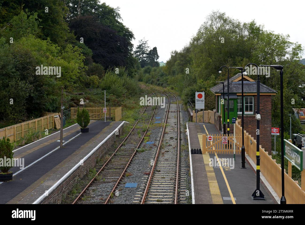 Ende der offenen Linie am Okehampton Bahnhof Devon, mit Blick in Richtung Tavistock. Die Wahlkämpfer wollen die Strecke als Alternative nach Plymouth wieder eröffnen Stockfoto