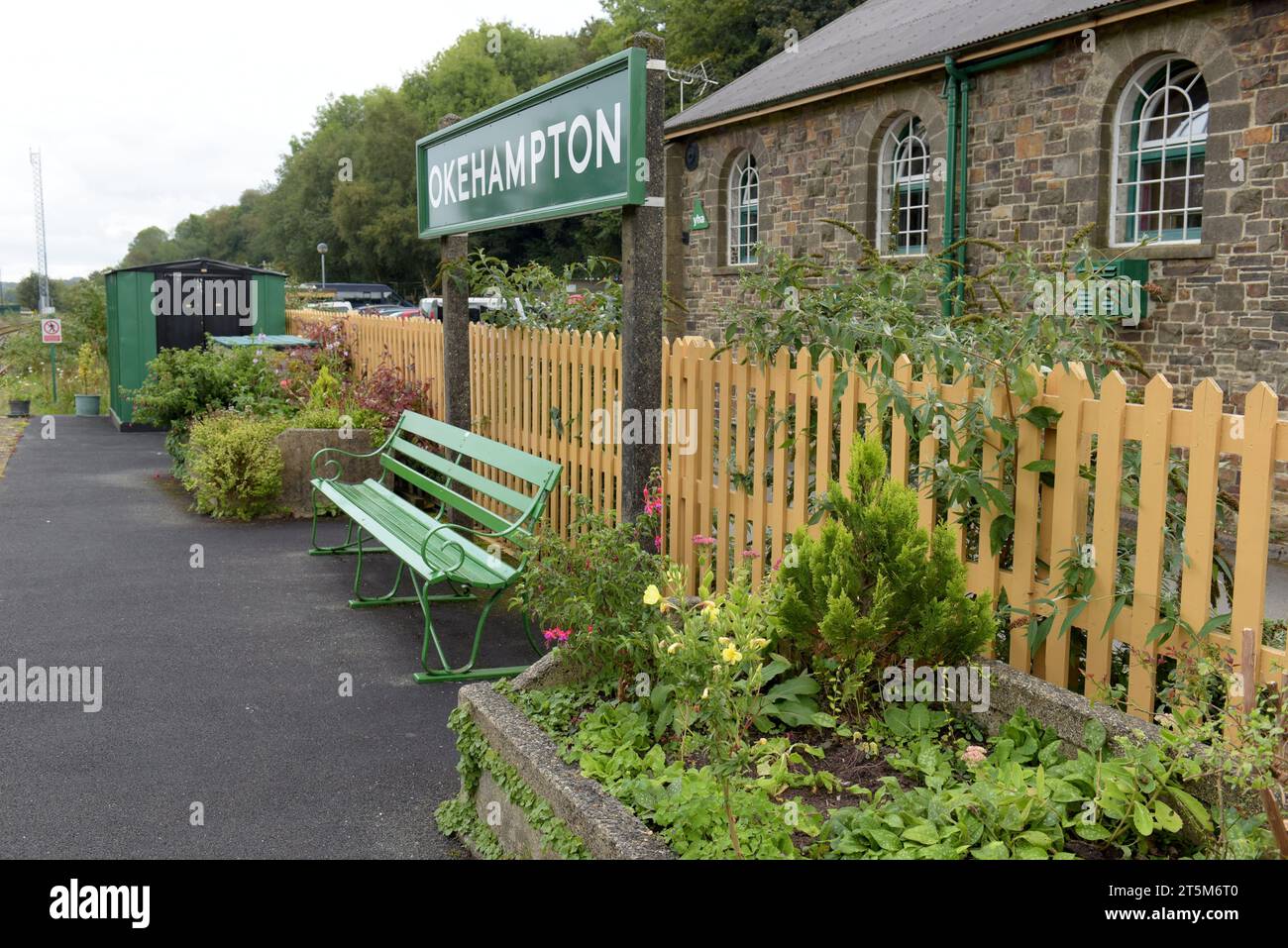 Bahnhofsname und Garten an der restaurierten Southern Railway Okehampton Station, Devon, September 2023 Stockfoto