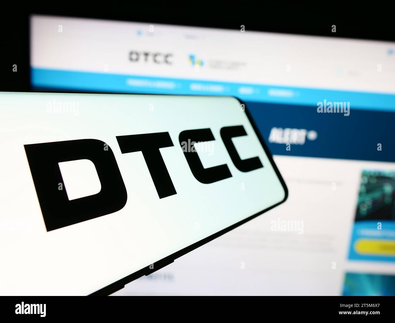 Mobiltelefon mit Logo des US-amerikanischen Unternehmens Depository Trust and Clearing Corporation (DTCC) vor der Website. Fokussieren Sie sich auf die linke Mitte des Telefondisplays. Stockfoto