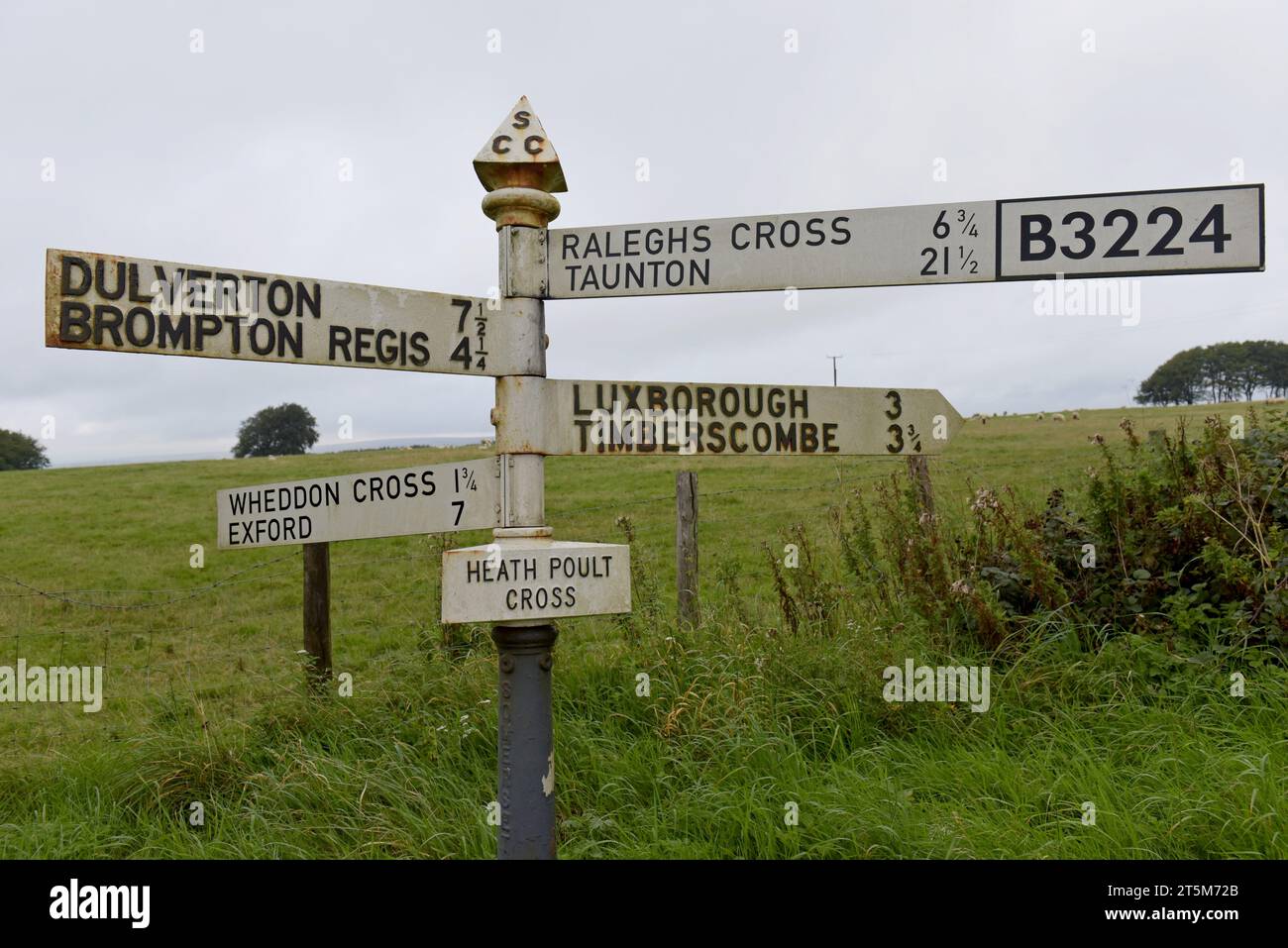 Historisches Straßenschild Fingerpost am Heath Poult Cross in Exmoor, North Somerset, Großbritannien, September 2023 Stockfoto